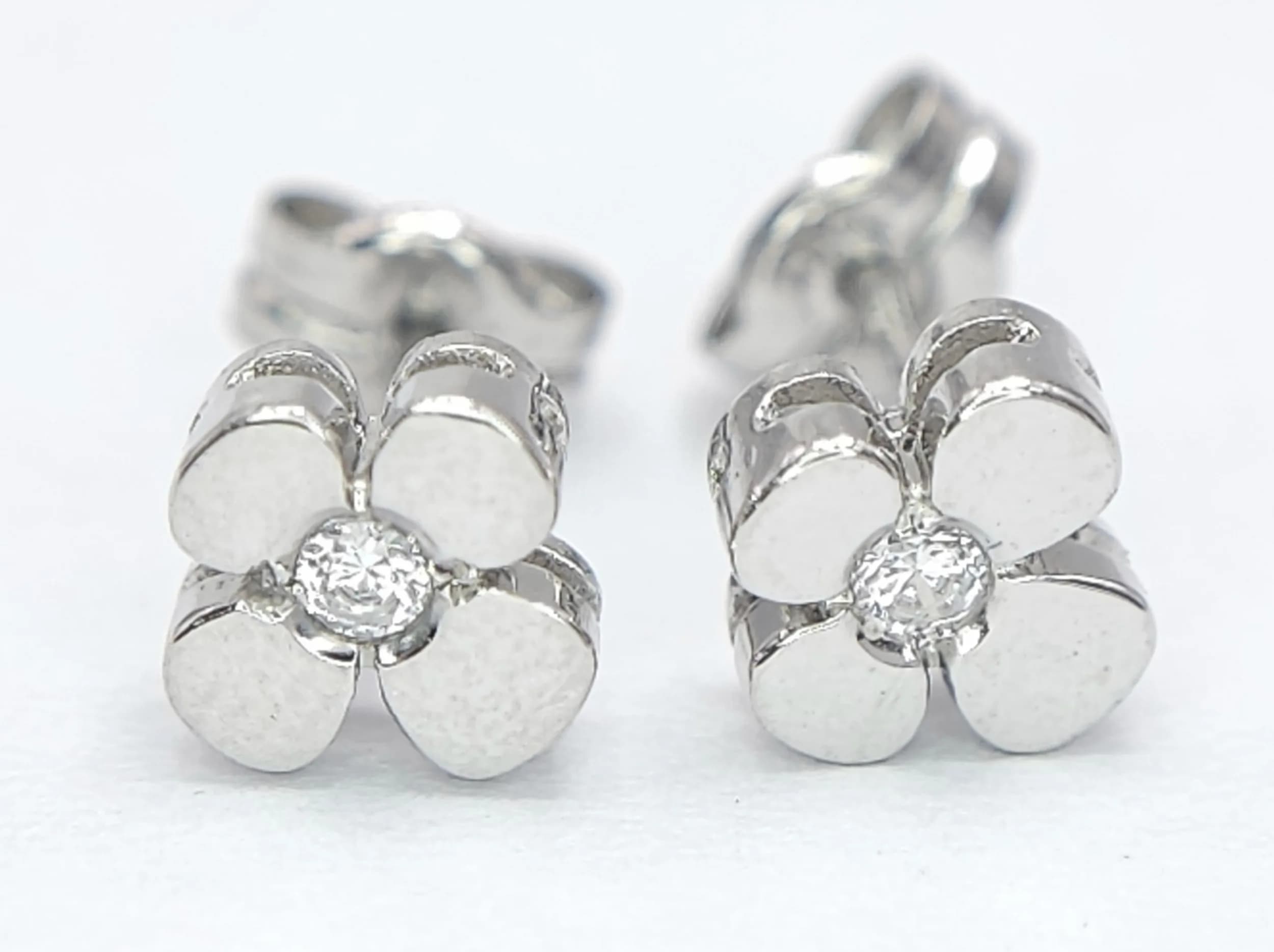 A PAIR OF 18K WHITE GOLD, DIAMOND SET, CLOVER DESIGN, STUD EARRINGS. 1G. SC 7071