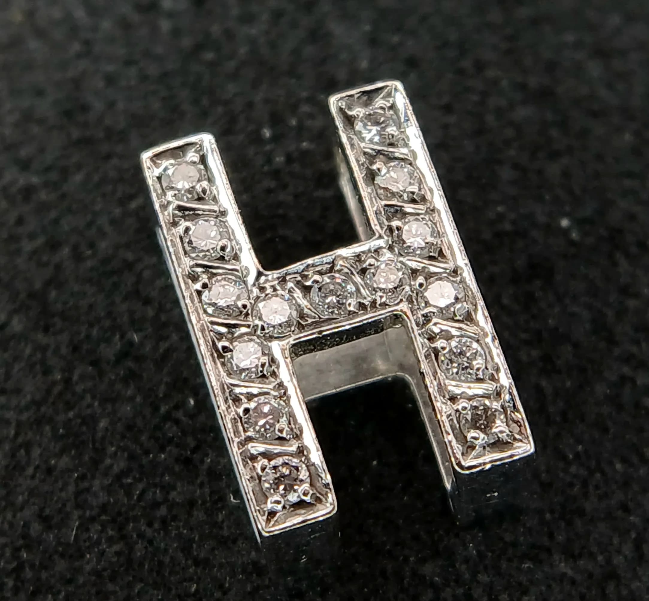 AN 18K WHITE GOLD, DIAMOND SET, INITIAL H, PENDANT. 1.4G. SC 7061