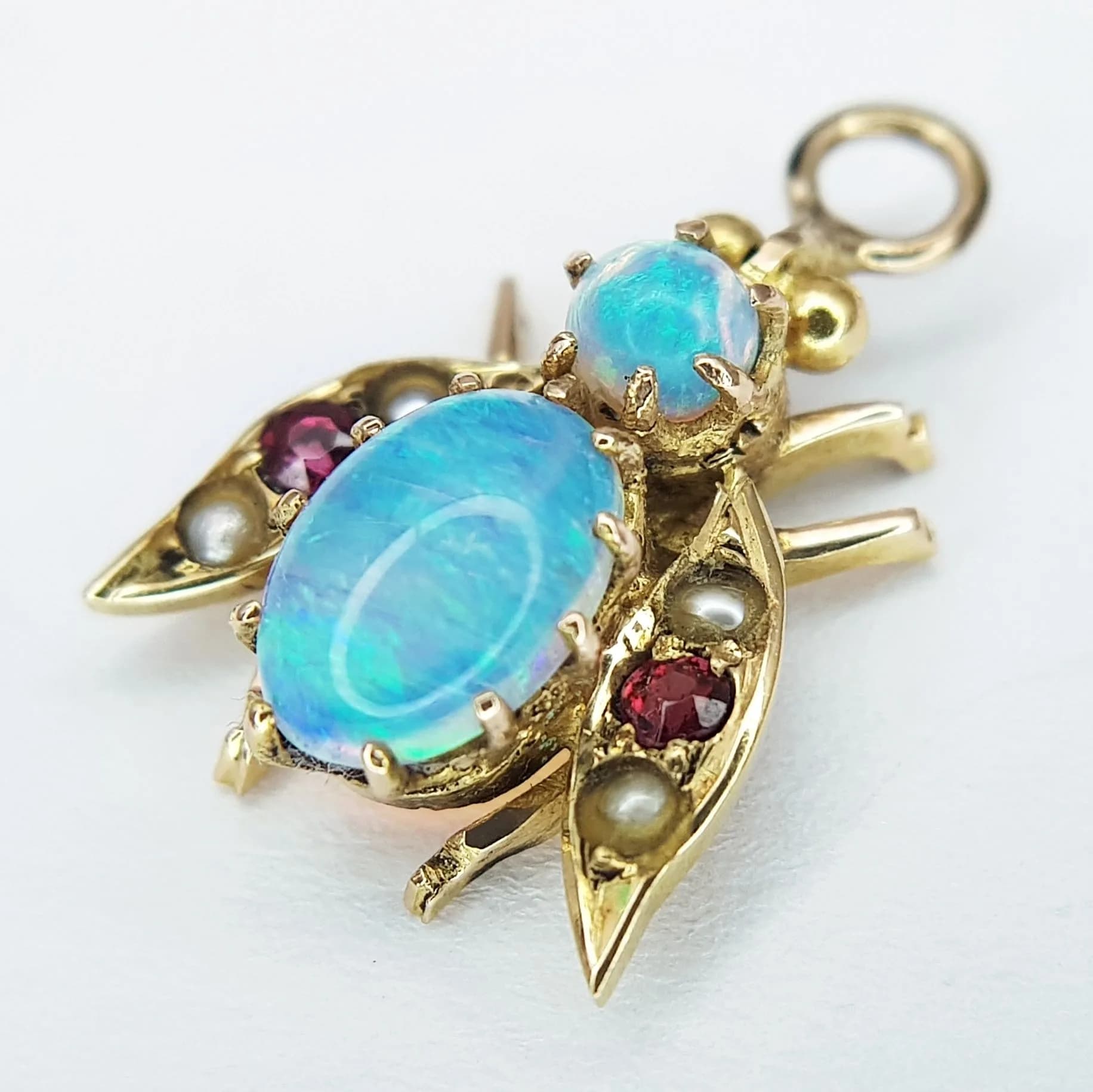 An 18K Gold, Opal and Ruby Pendant in Bee Form. 2cm. 1.25g total weight.