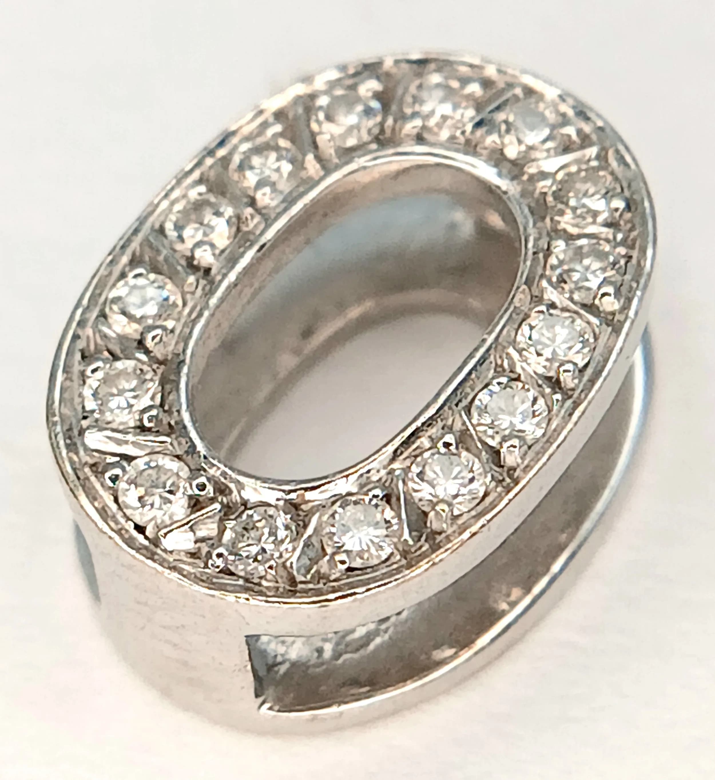 AN 18K WHITE GOLD, DIAMOND SET, INITIAL O PENDANT. 1.4G. SC 7055