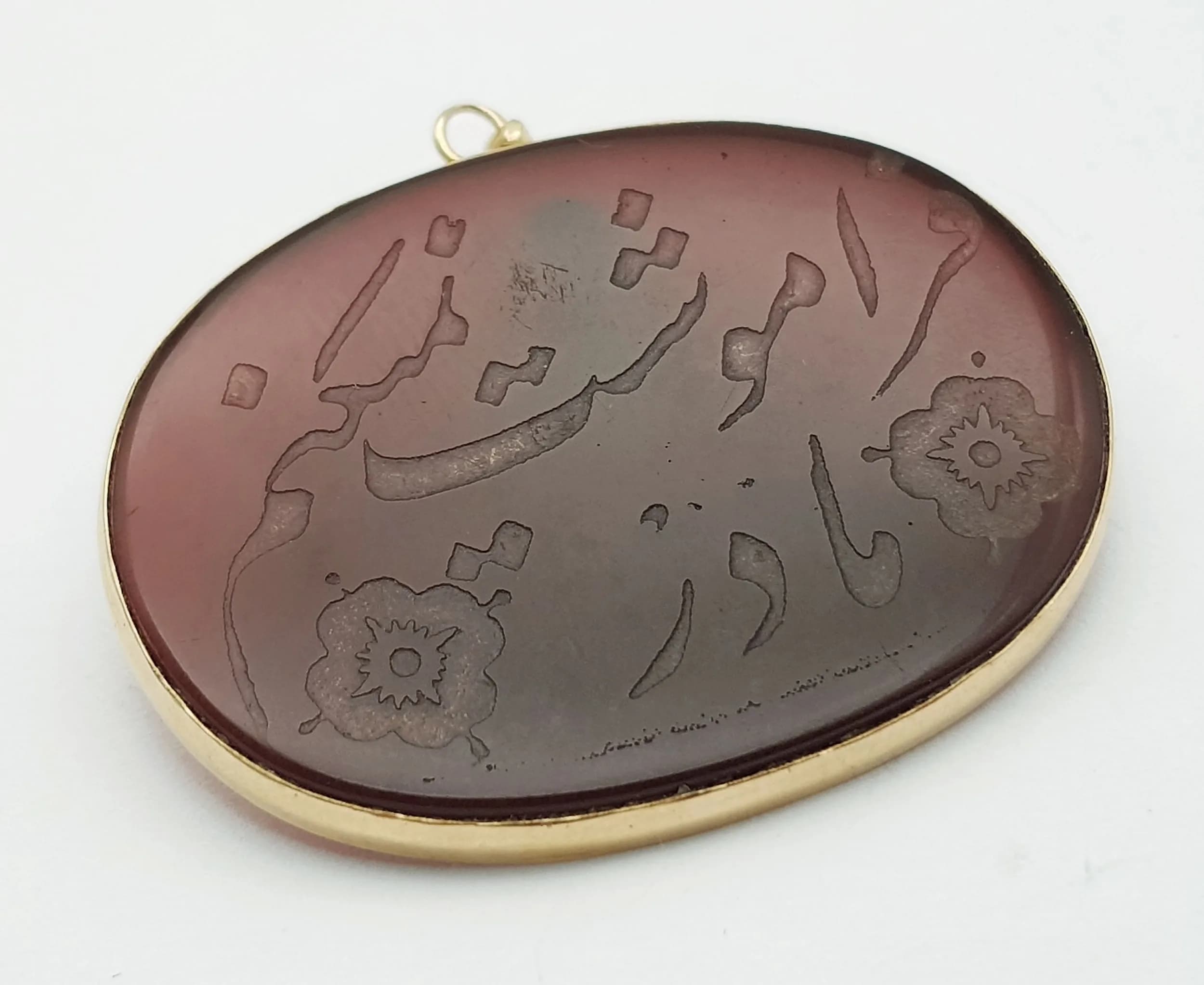 A Dark Agate Persian Calligraphy Pendant set in Mid Karat Gold (tests as). 3.5cm. 5.9g total weight.