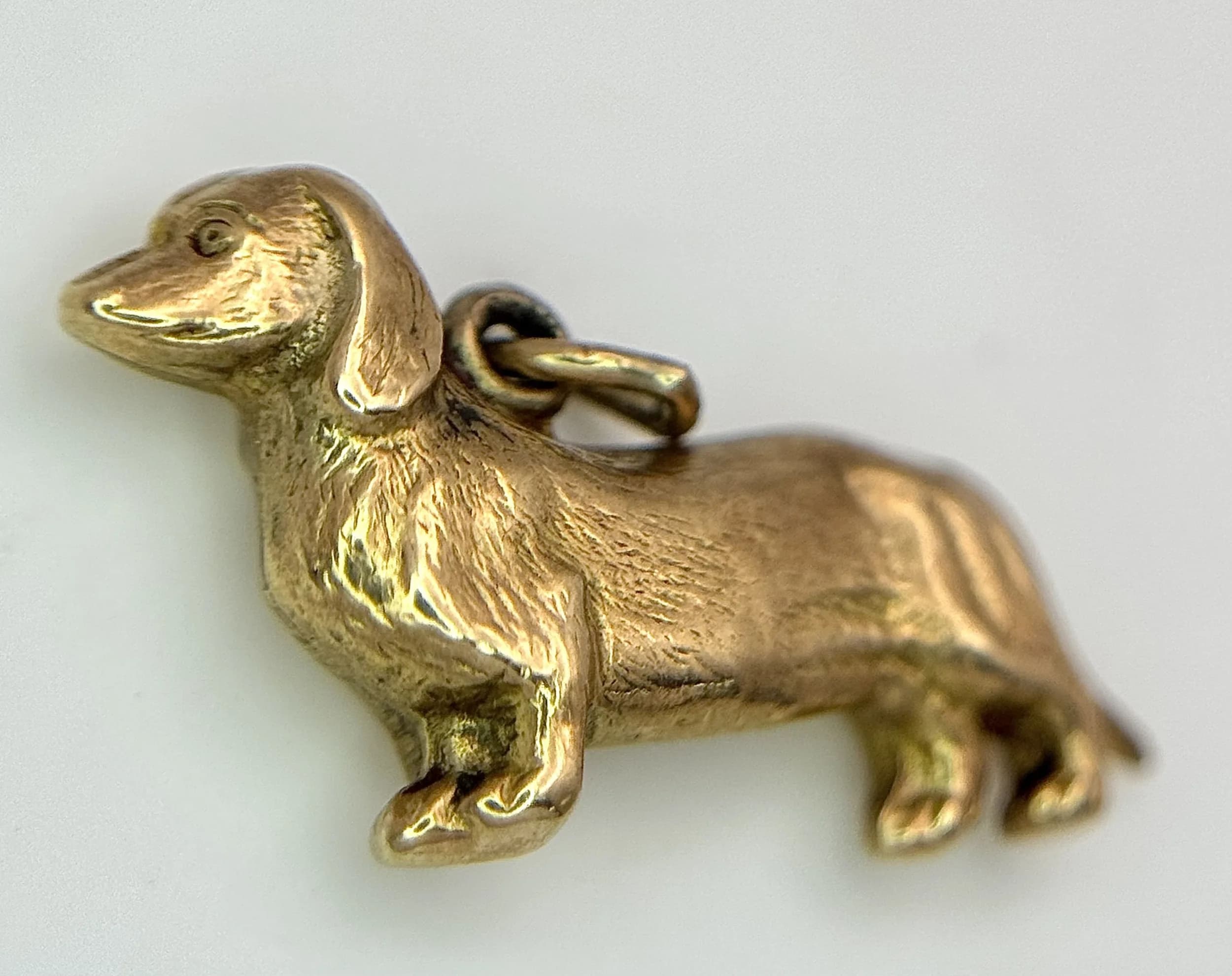 A 9K YELLOW GOLD, SAUSAGE DOG, CHARM / PENDANT. 0.8G. TAN 7008