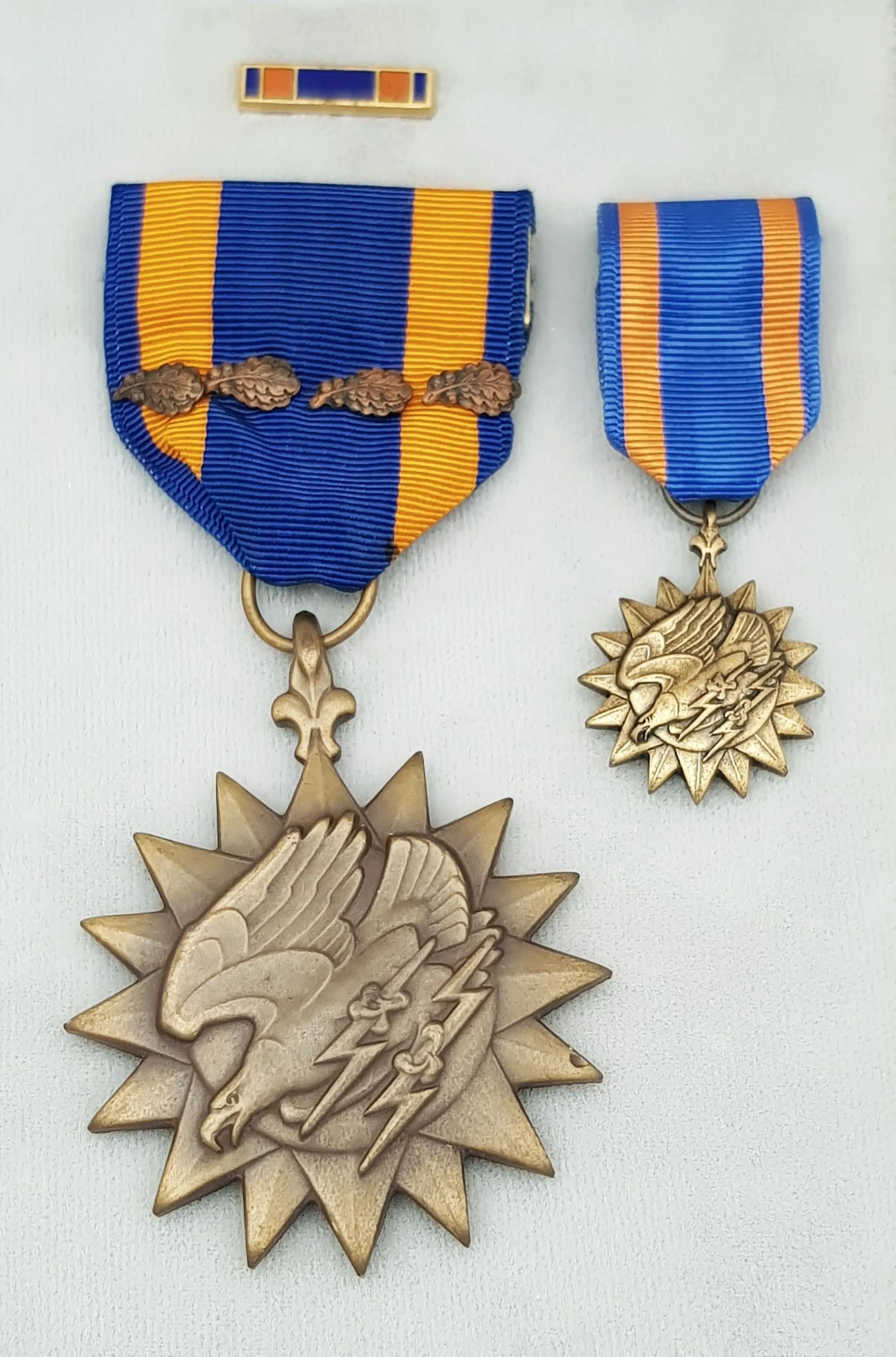 Vietnam War Era US Air Medal with 4 Bronze Oakleaves. In original Case, Ribbon Bar and Miniature Medal