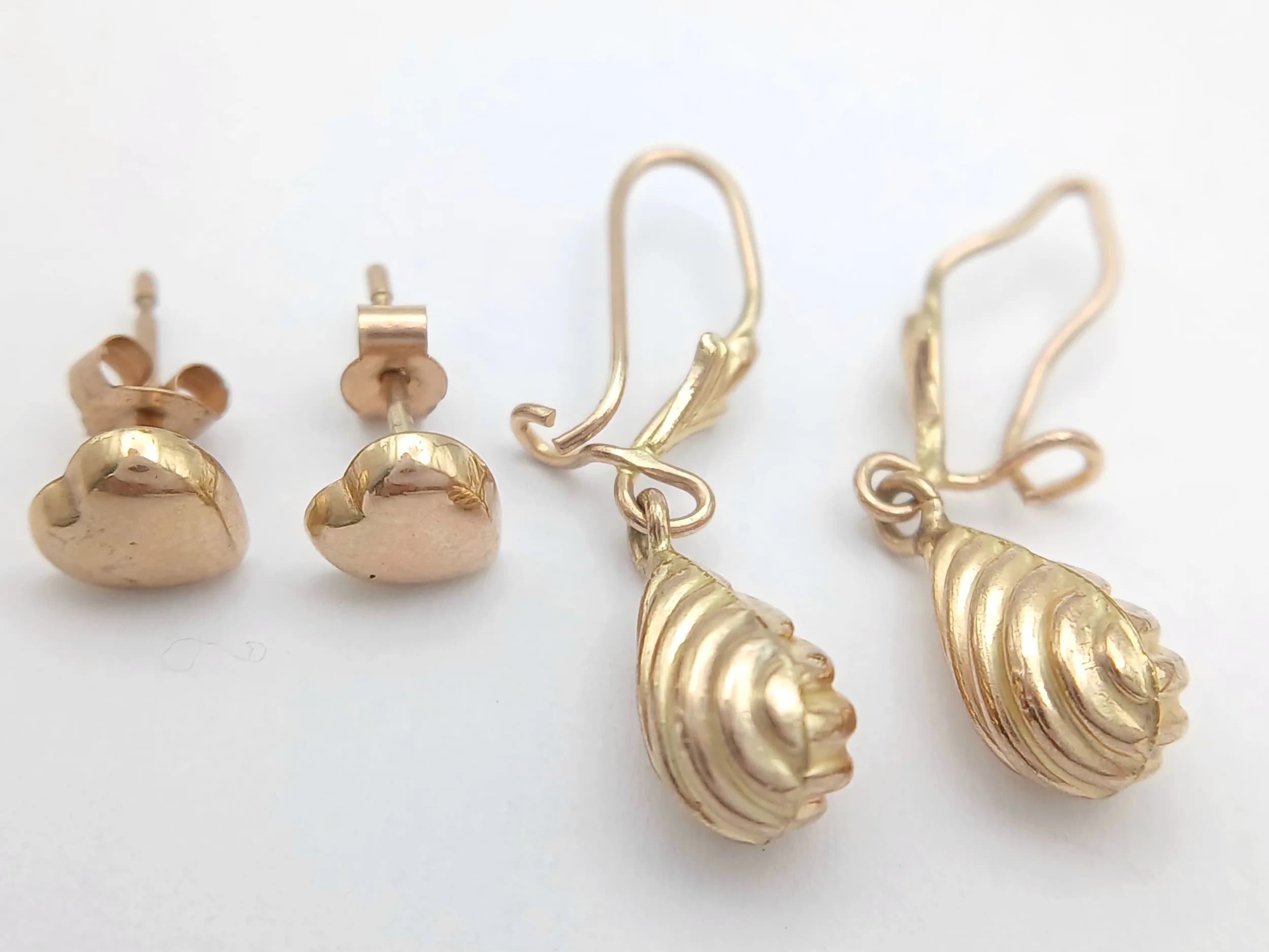 Two Pairs of Different Style 9K Gold Earrings. Pear-drops and heart studs. 1.2g total weight.
