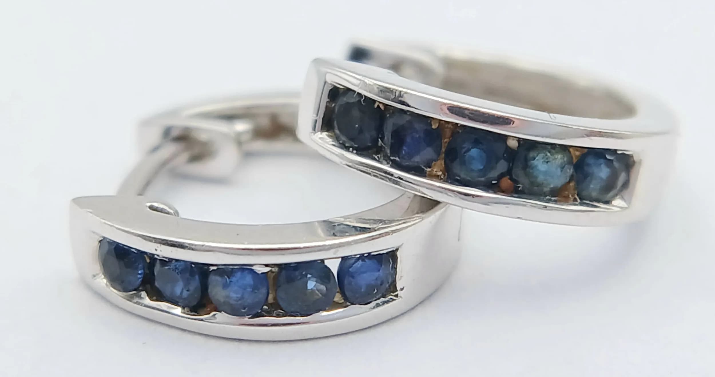 A PAIR OF 9K WHITE GOLD, SAPPHIRE SET, MINI HOOP EARRINGS. 1.5G. SC 7003