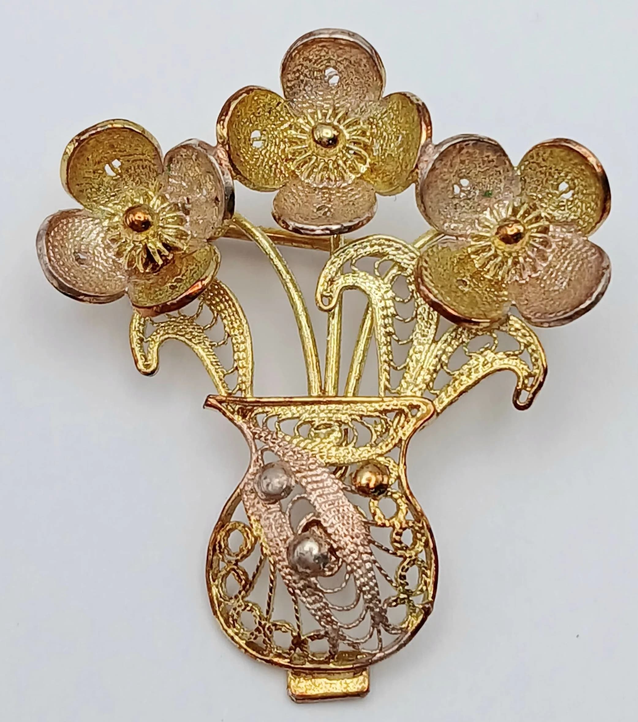 A Victorian Revival Gold Gilded Sterling Silver Filigree Design Brooch. 3.5cm Tall. 2.8cm Wide. Gross weight 3.49 grams.