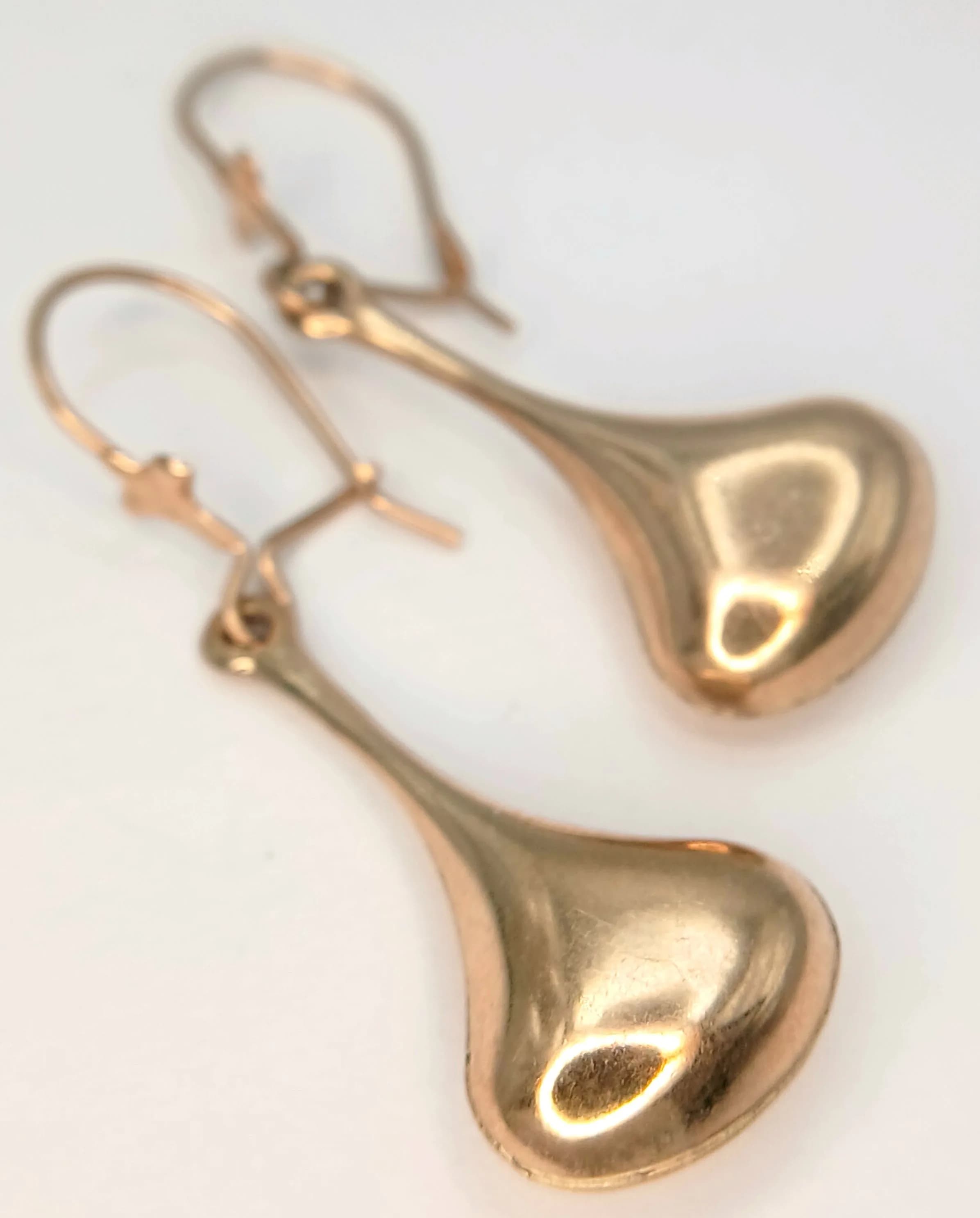 A 9K YELLOW GOLD, PEAR SHAPED, DROP EARRINGS. 1.4G. SC 7005