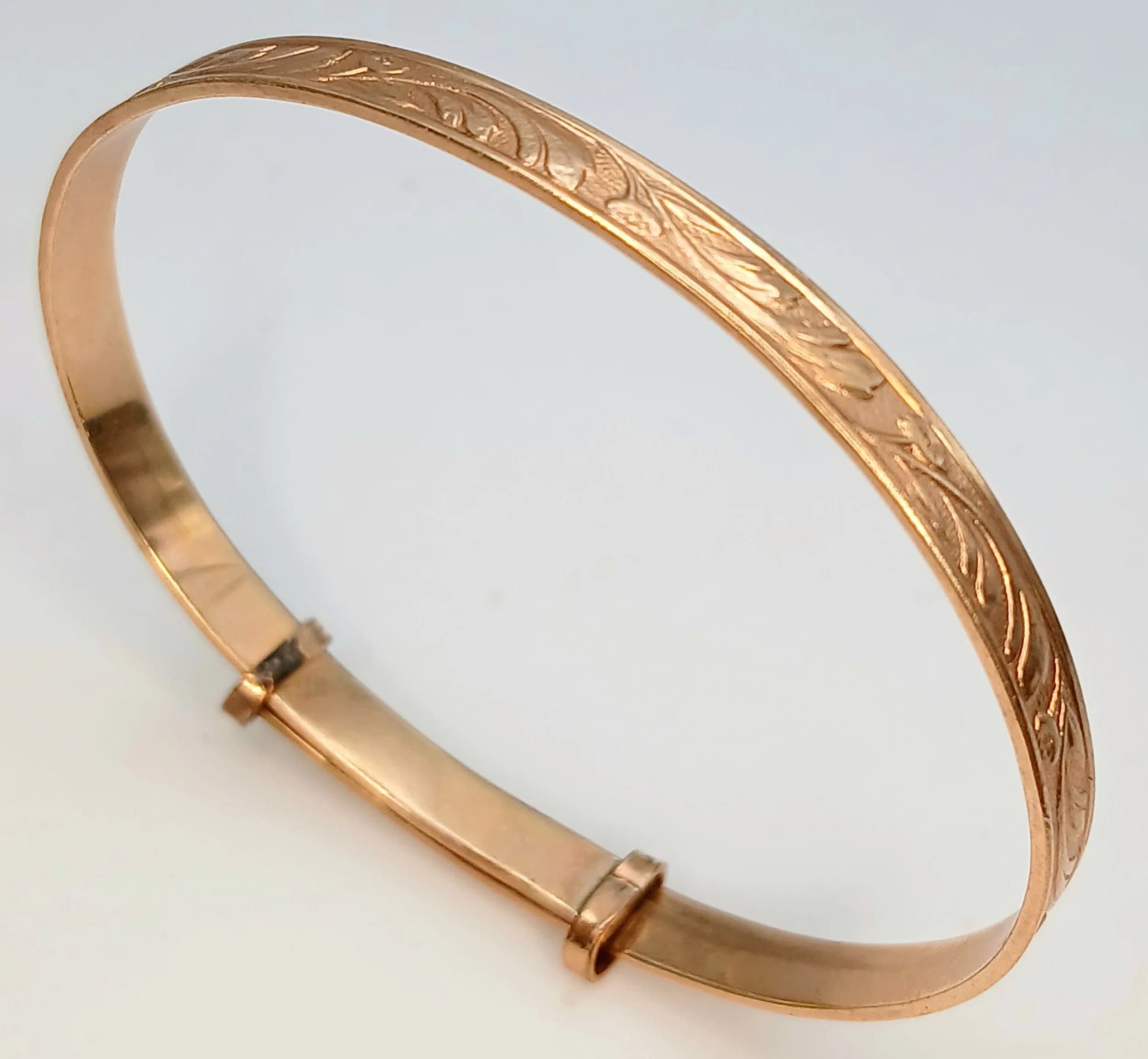 A Vintage 9K Yellow Gold, Metal Core Childs Expandable Bangle. 4mm width. 5.3g.
