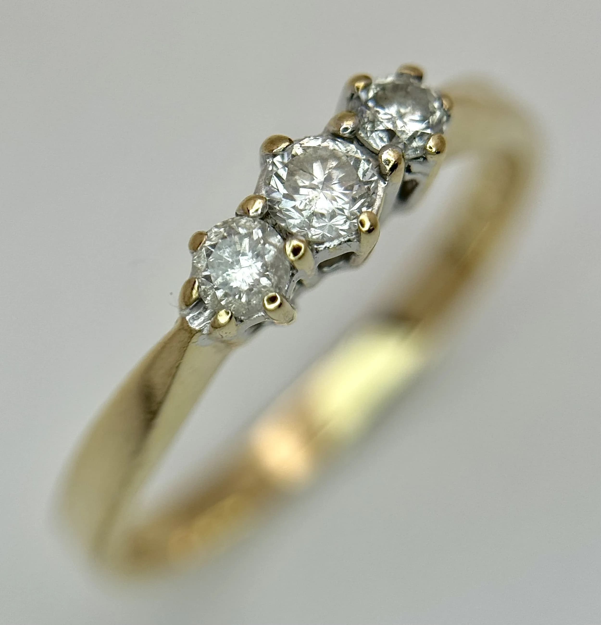 A 9K YELLOW GOLD, DIAMOND 3 STONE RING. 0.25CTW. 1.6G, SIZE M. SC 7032