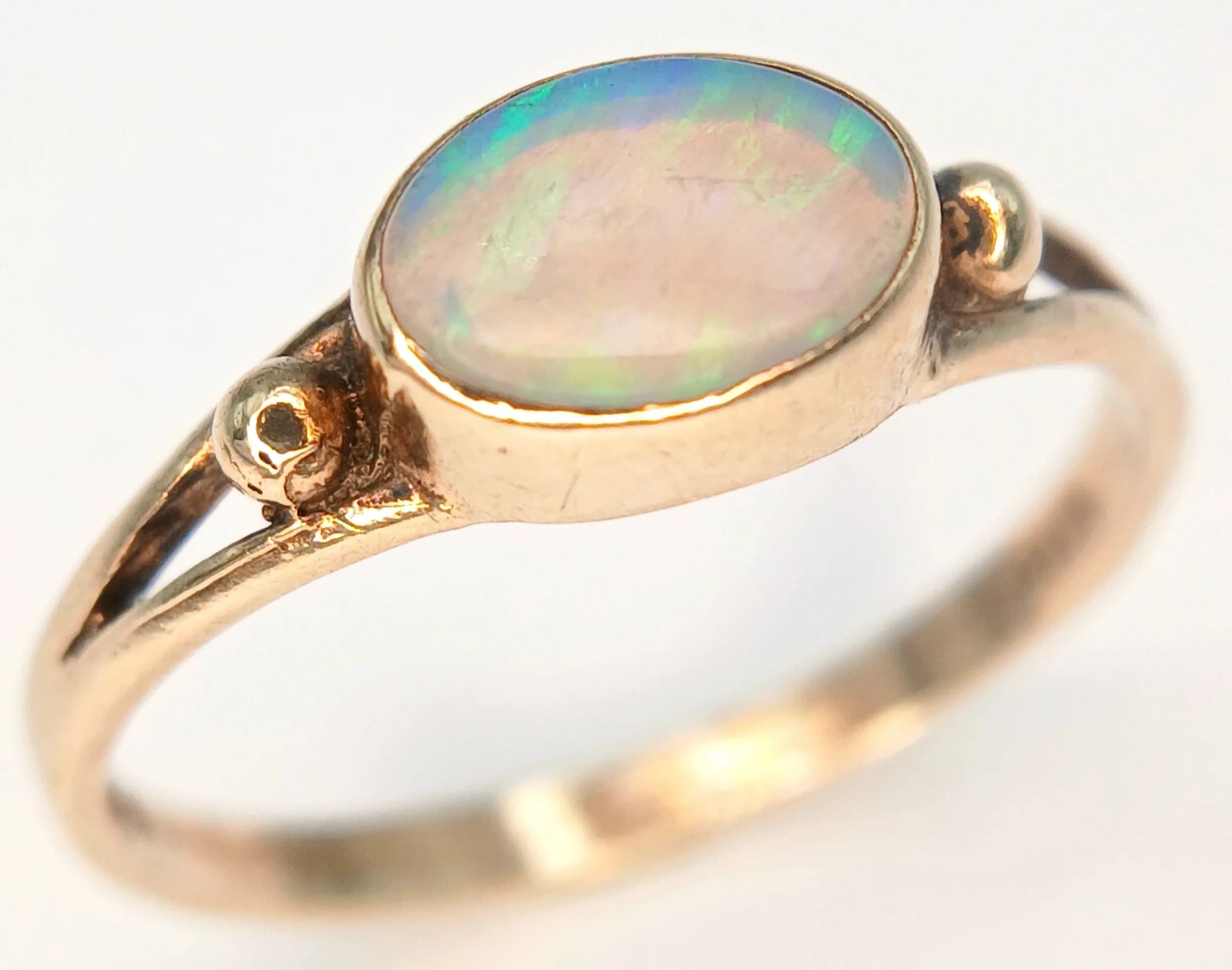 A 9K YELLOW GOLD, OPAL SET RING. 1.2G, SIZE L. SC 7034