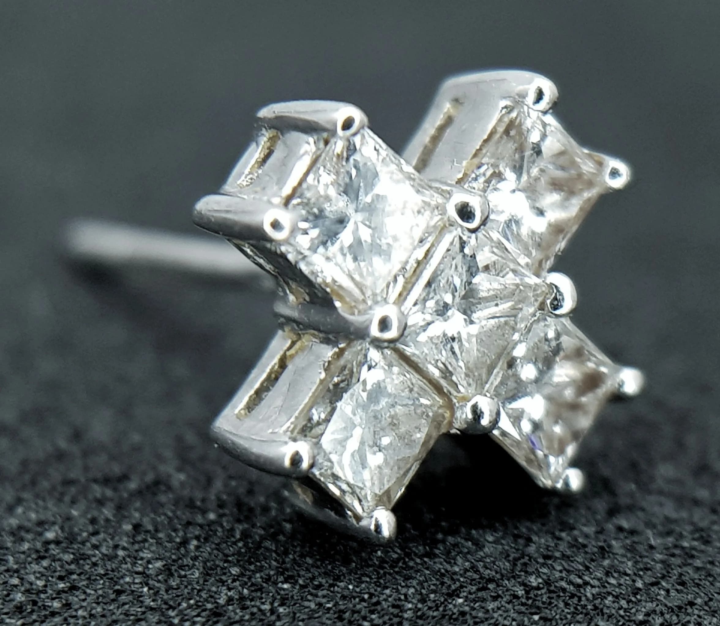 A single 18K White Gold Diamond Cluster Cross Form Stud Earring.0.50ctw of 5 Princess cut diamonds having G-H colour and SI1 clarity. No back. 0.8g. Ref: 029678.