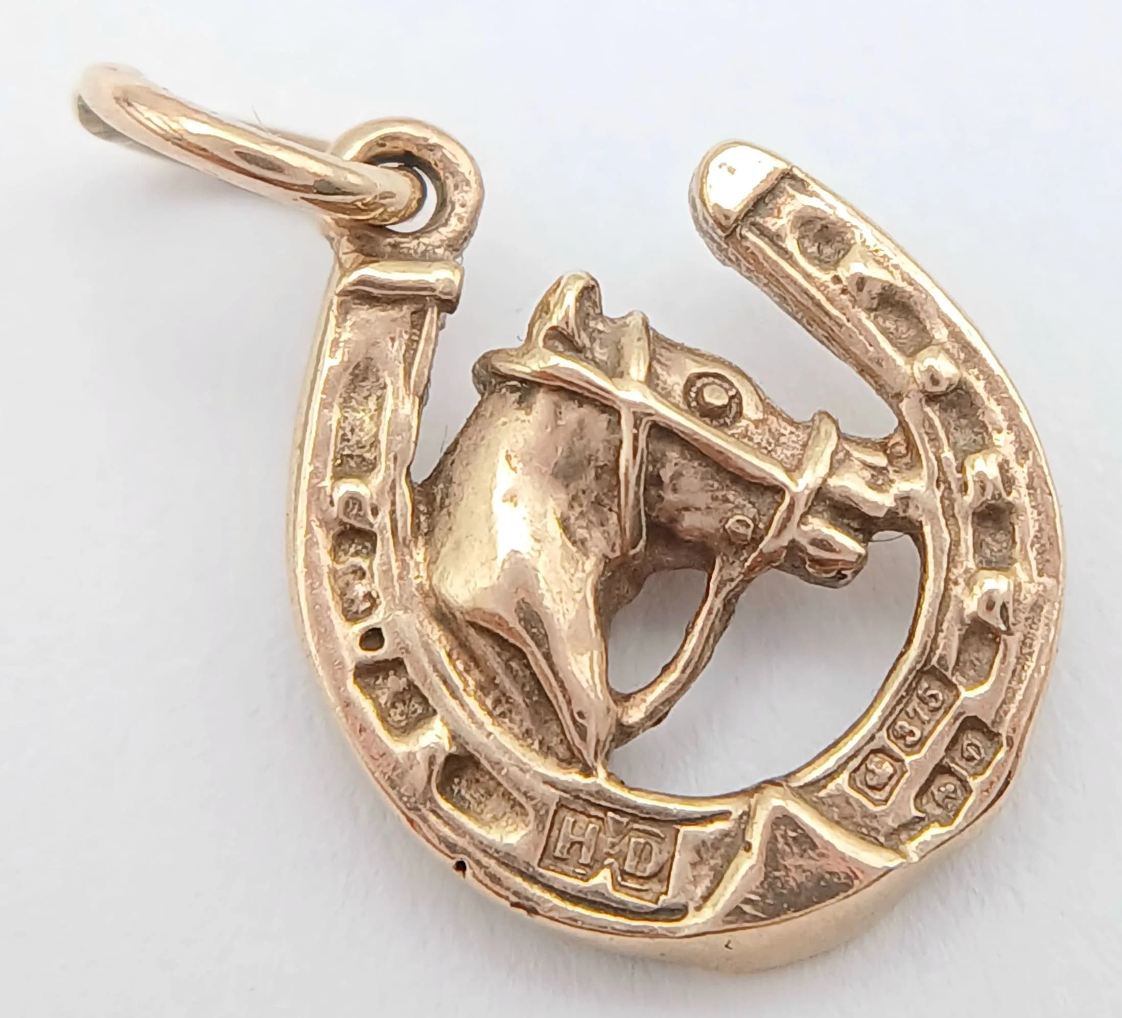 A 9K YELLOW GOLD, HORSESHOE, GOOD LUCK CHARM / PENDANT. 1.5G. SC 7031
