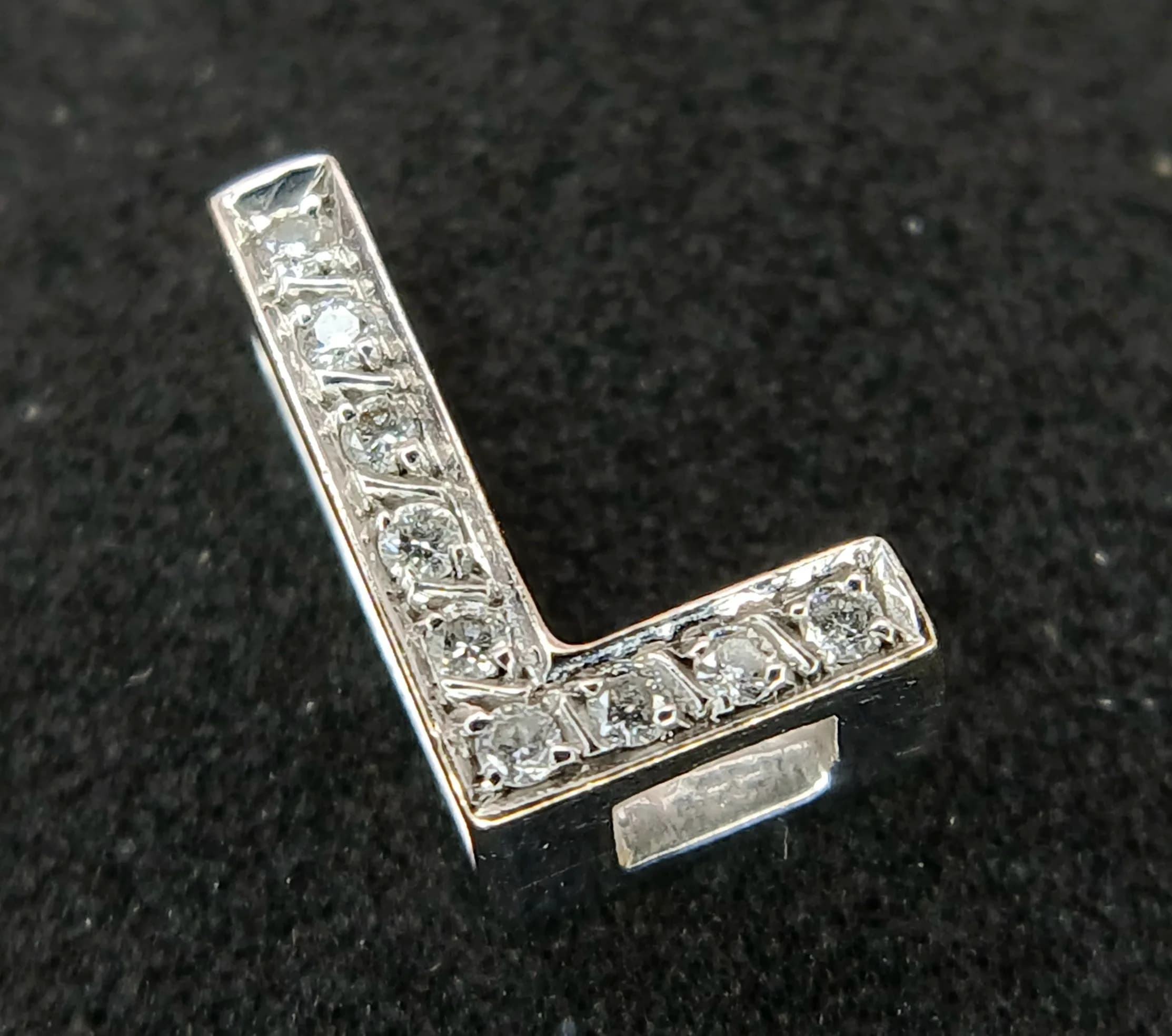 AN 18K WHITE GOLD, DIAMOND SET, INITIAL L PENDANT. 0.8G. SC 7069