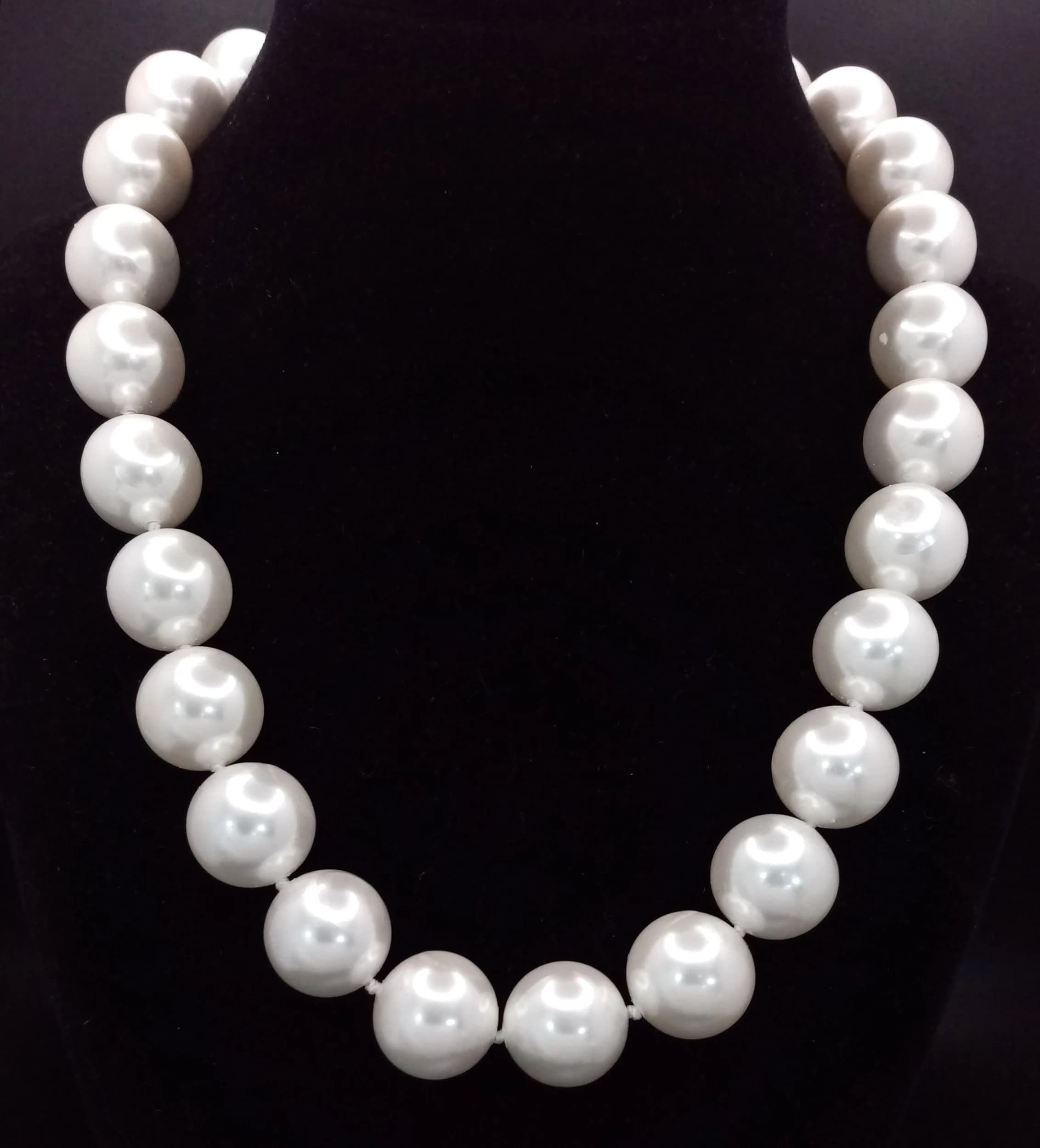 A South Sea Large Bead (16mm) Shell Pearl Necklace. 42cm necklace length.