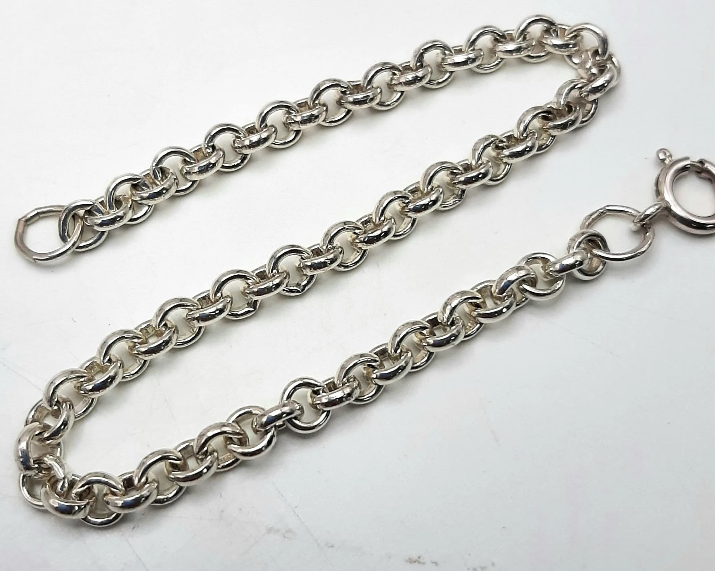 A 925 Silver Belcher Chain Bracelet. Plain belcher link chain with spring ring clasp. Hallmarked 925. Approx 20cm length. Total weight 9.59 grams.