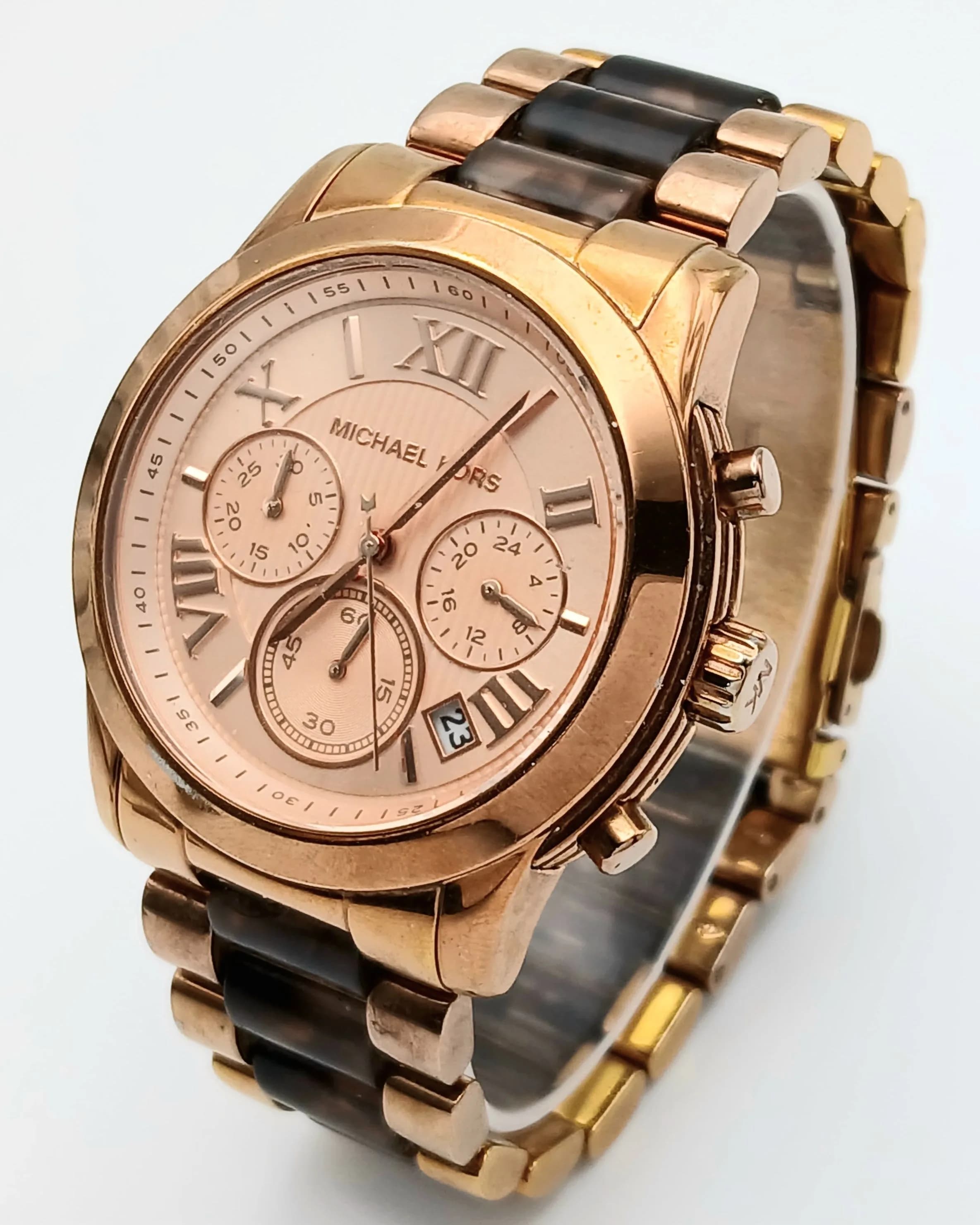 A MICHAEL KORS, ROSE GOLD TONE AND TIGERS EYE EFFECT, CHRONOGRAPH, DATE FUNCTION, BRACELET WATCH. MODEL MK 6155. IN FULL WORKING ORDER. NEW BATTERY FITTED RECENTLY. S/A 1693