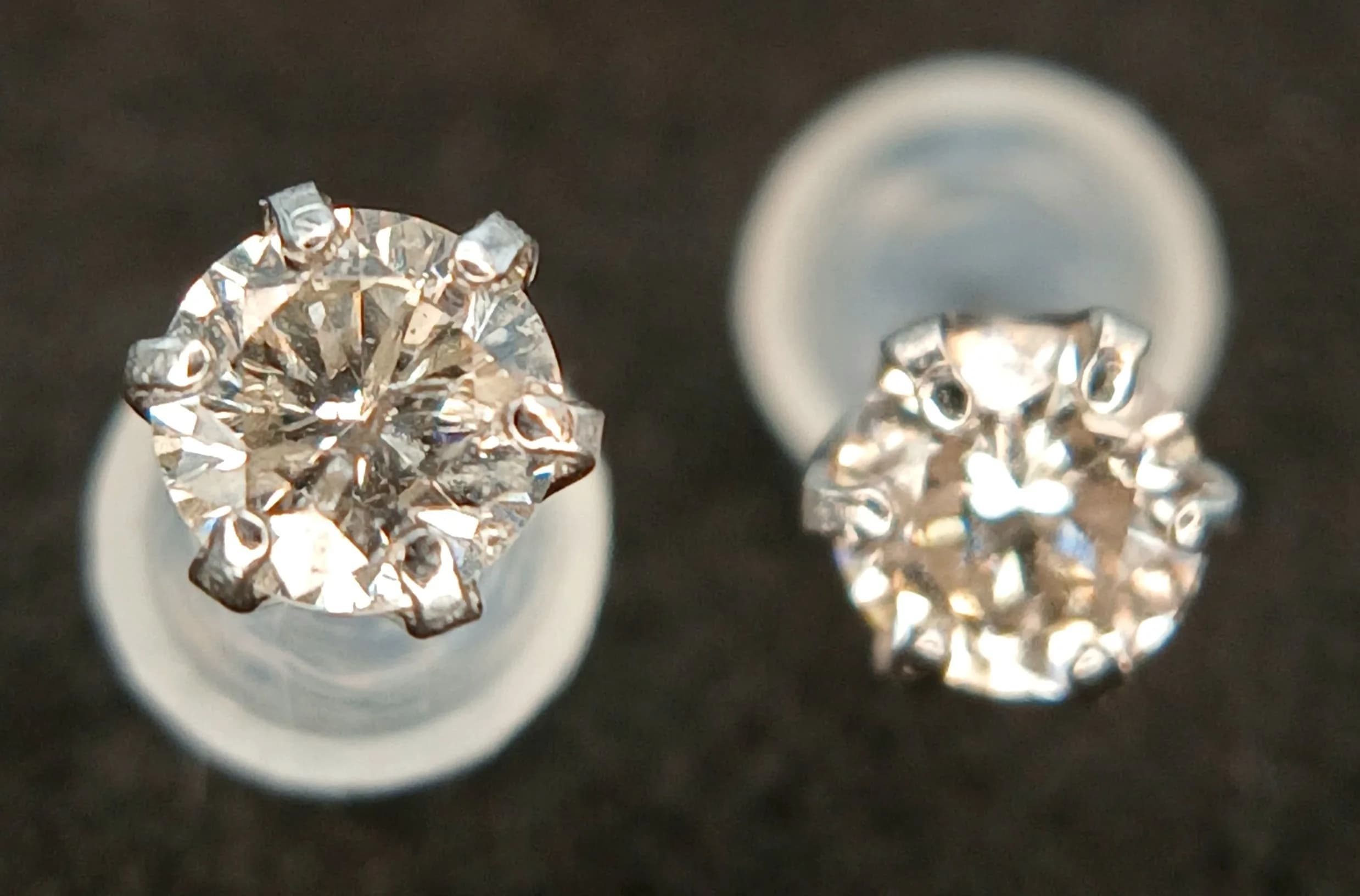 A PAIR OF DIAMOND STUD EARRINGS SET IN PLATINUM (.30cwt)