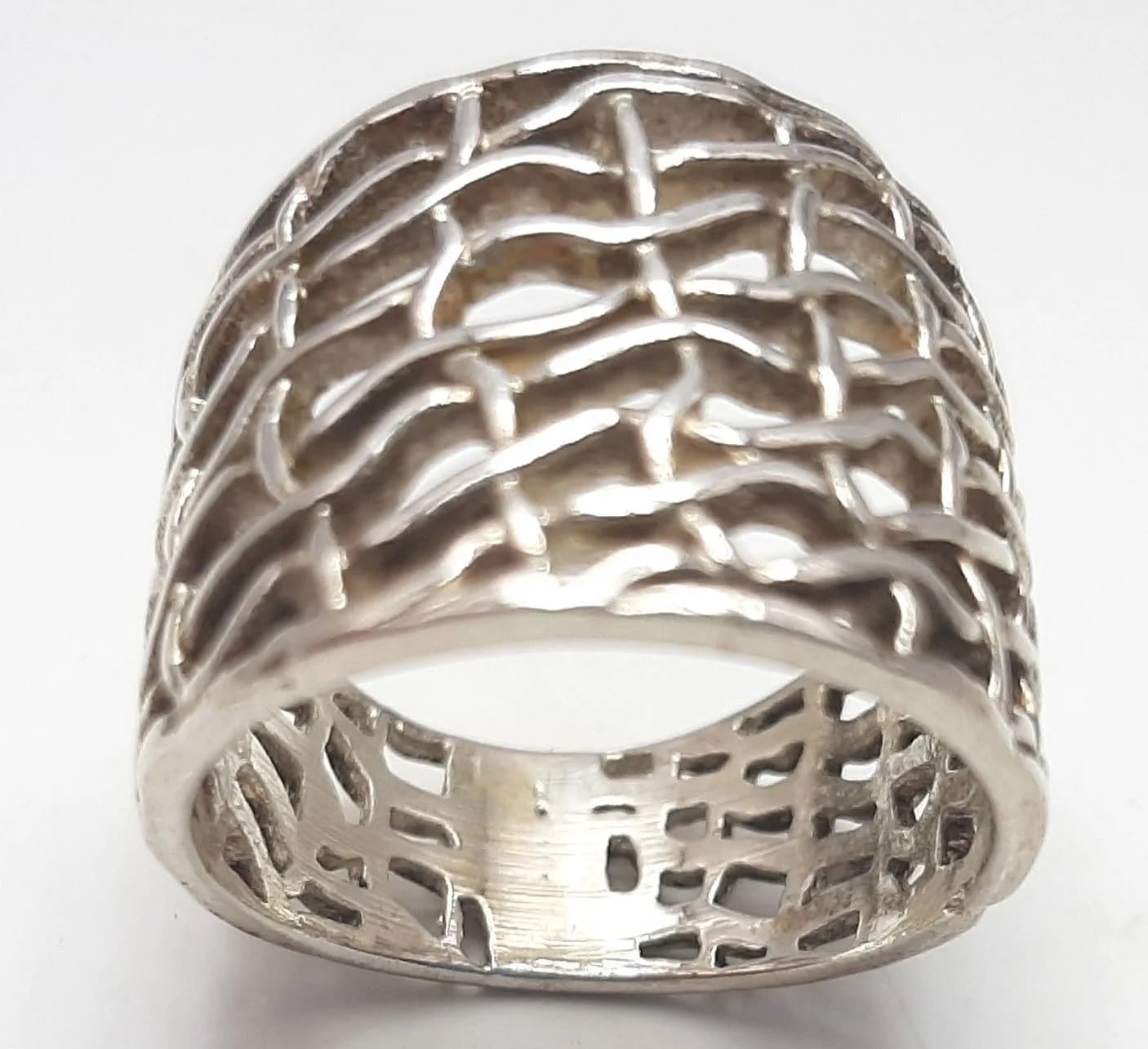 A 925 Silver Woven Band Ring. Openwork woven design in a wide band. Hallmarked 925. Ring size O. Total weight 6.00 grams.