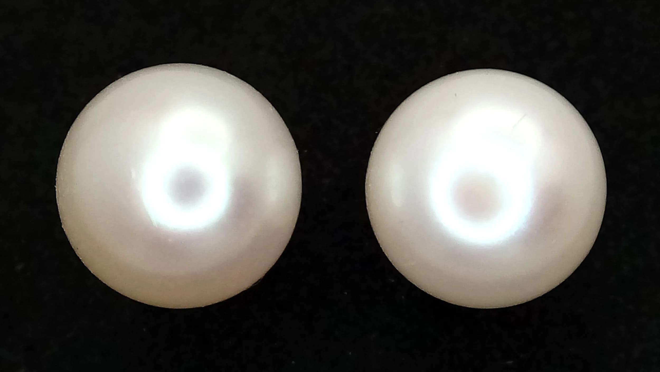 A PAIR OF 9K GOLD PEARL STUD EARRINGS . 1.84gms