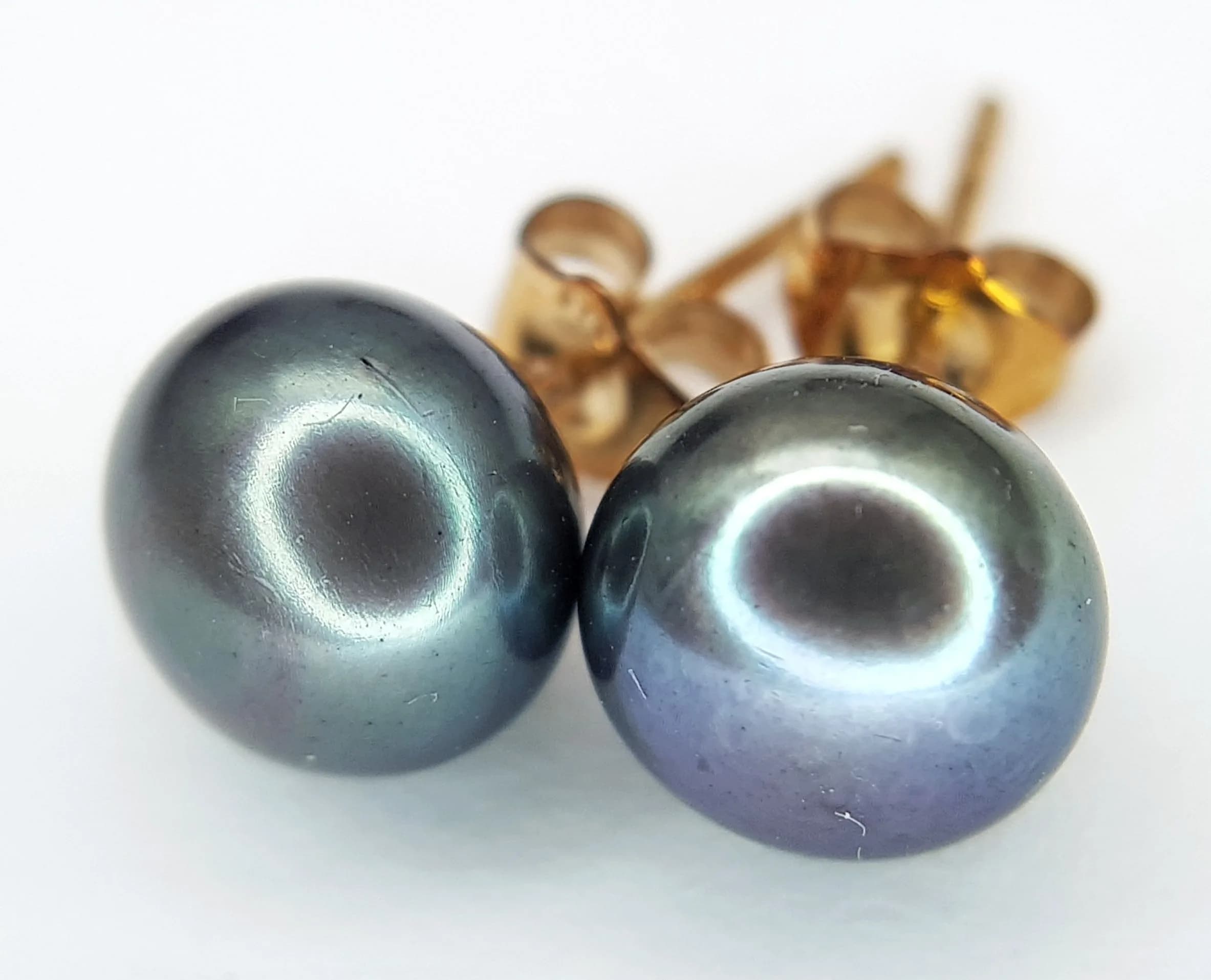 A PAIR OF 9K GOLD IRRIDESCENT PEARL STUD EARRINGS . 1.7gms