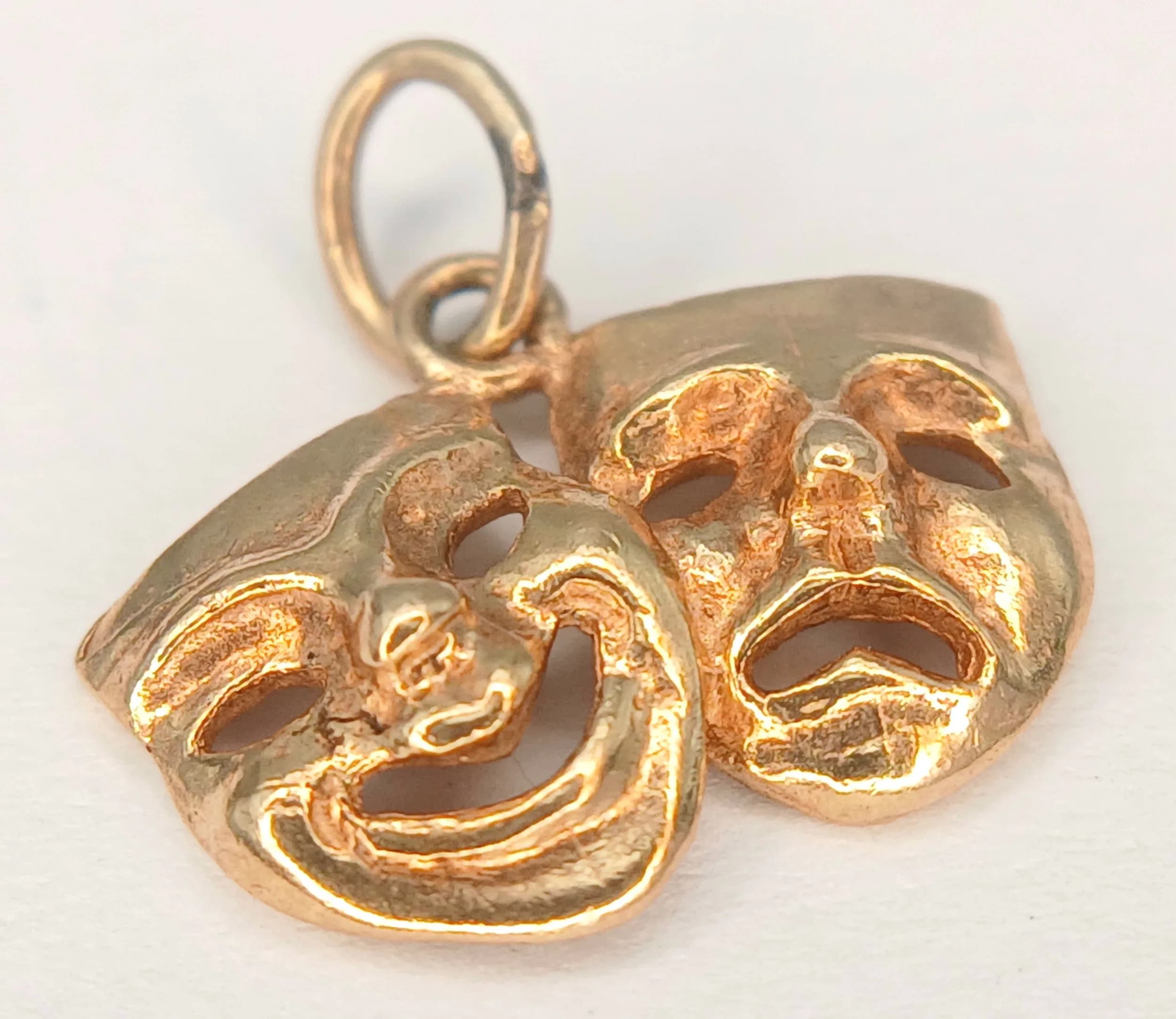A 9K YELLOW GOLD, COMEDY AND TRAGEDY FACES, CHARM / PENDANT. 0.6G. SC 7024