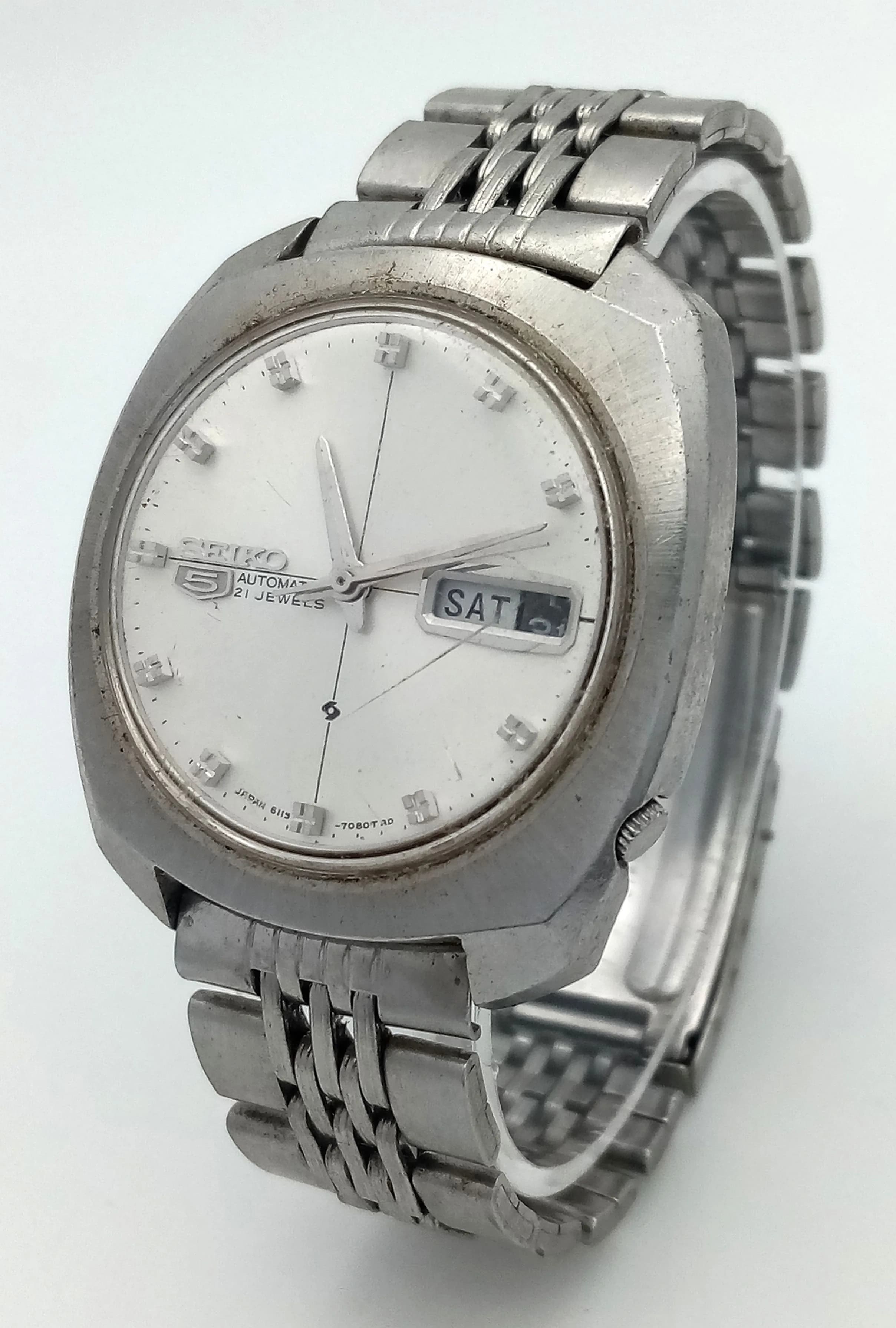 A Vintage Seiko 5 Automatic Gents Watch. 21 jewels. Model 6119-7083. Stainless steel bracelet and case - 36mm. Silver tone dial with day/date window. In working order.