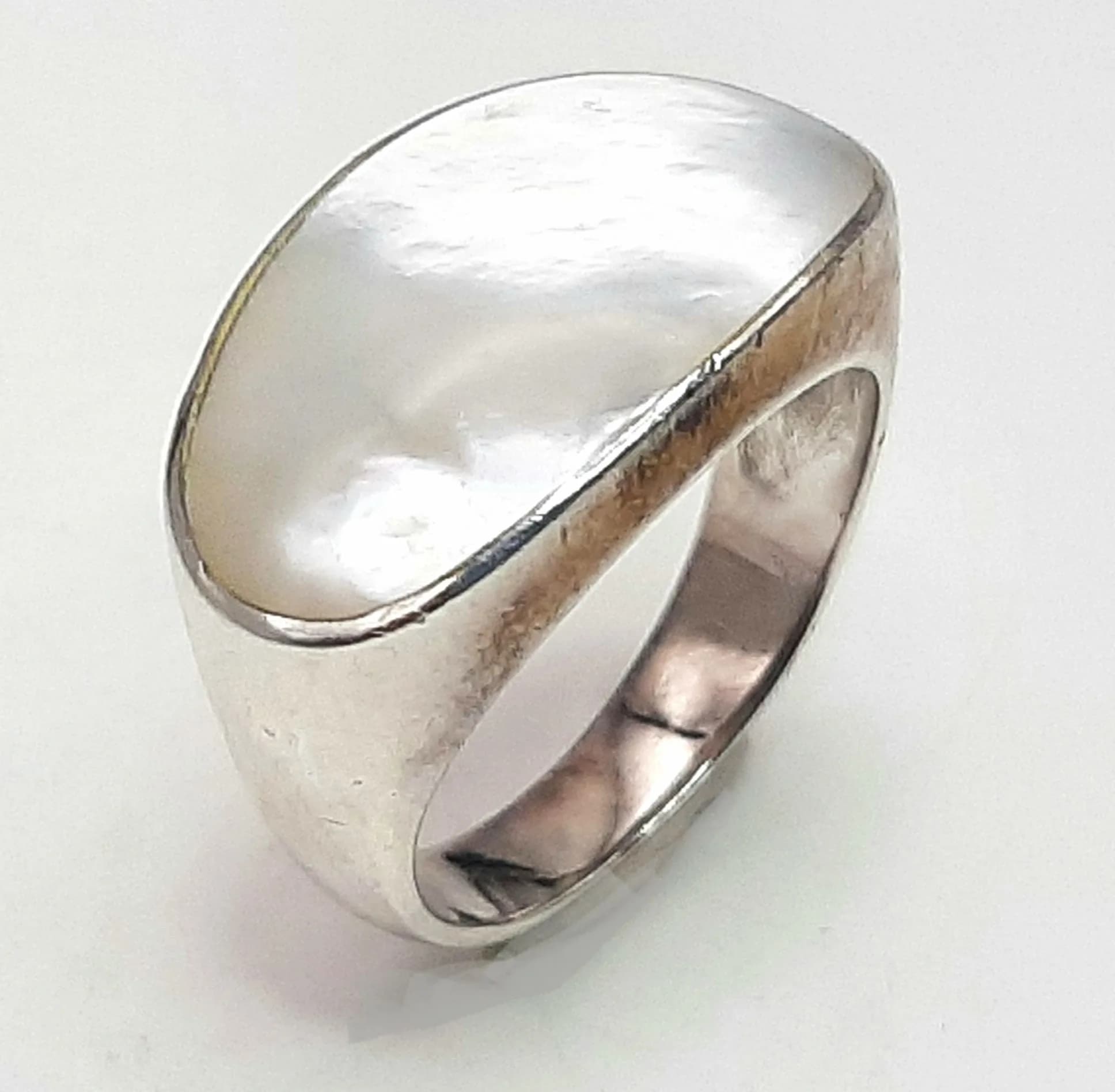 A 925 Silver Mother of Pearl Signet Ring. Rectangular mother of pearl panel in a polished silver setting. Hallmarked 925. Ring size L. Total weight 5.30 grams.