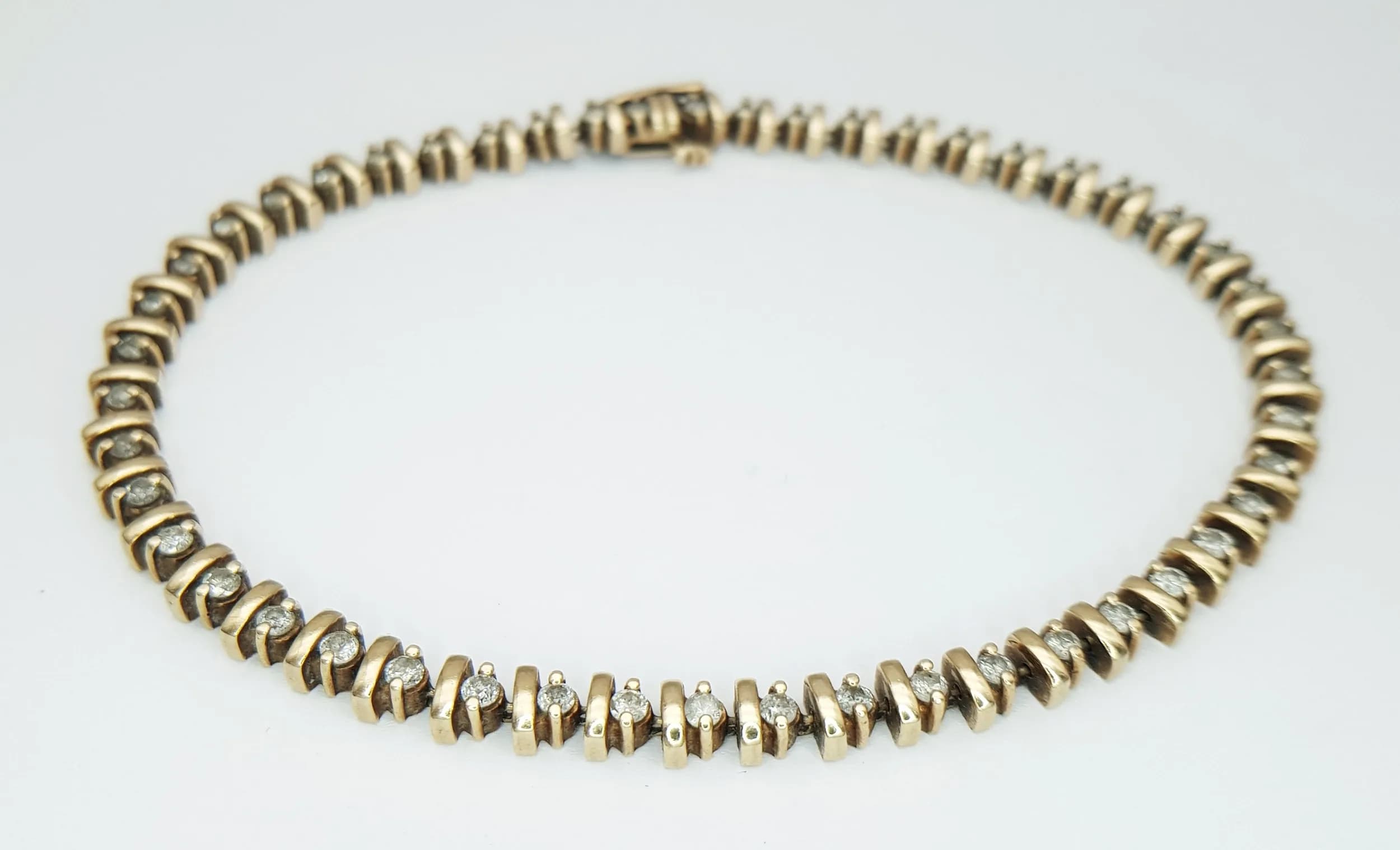 A 9K Yellow Gold Diamond Tennis Bracelet. 2ctw of round brilliant cut diamonds having H colour and I1 clarity. 21cm. 15.4g total weight.