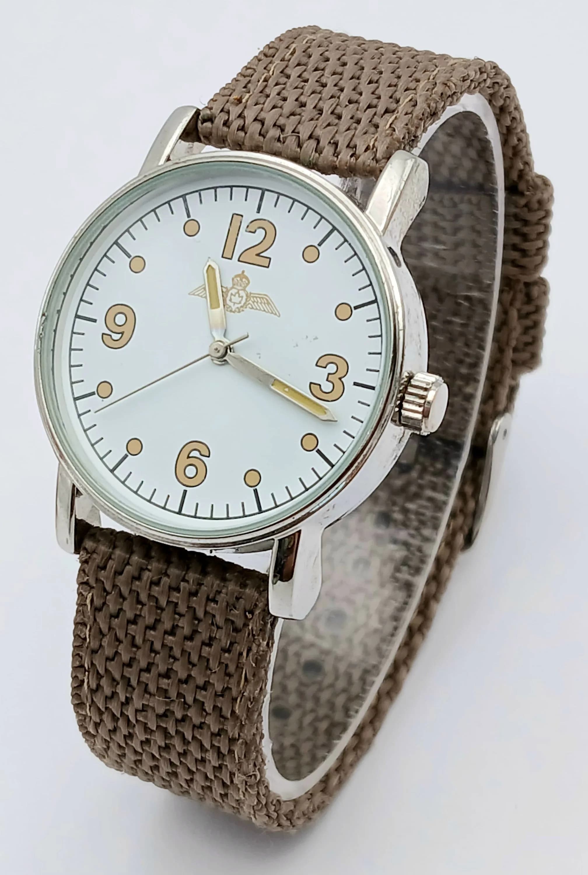 AN EAGLEMOSS, 1940'S, CANADIAN AIR FORCE, CRÈME MILITARY STRAP WATCH. IN WORKING ORDER. S/A 1653 - 2