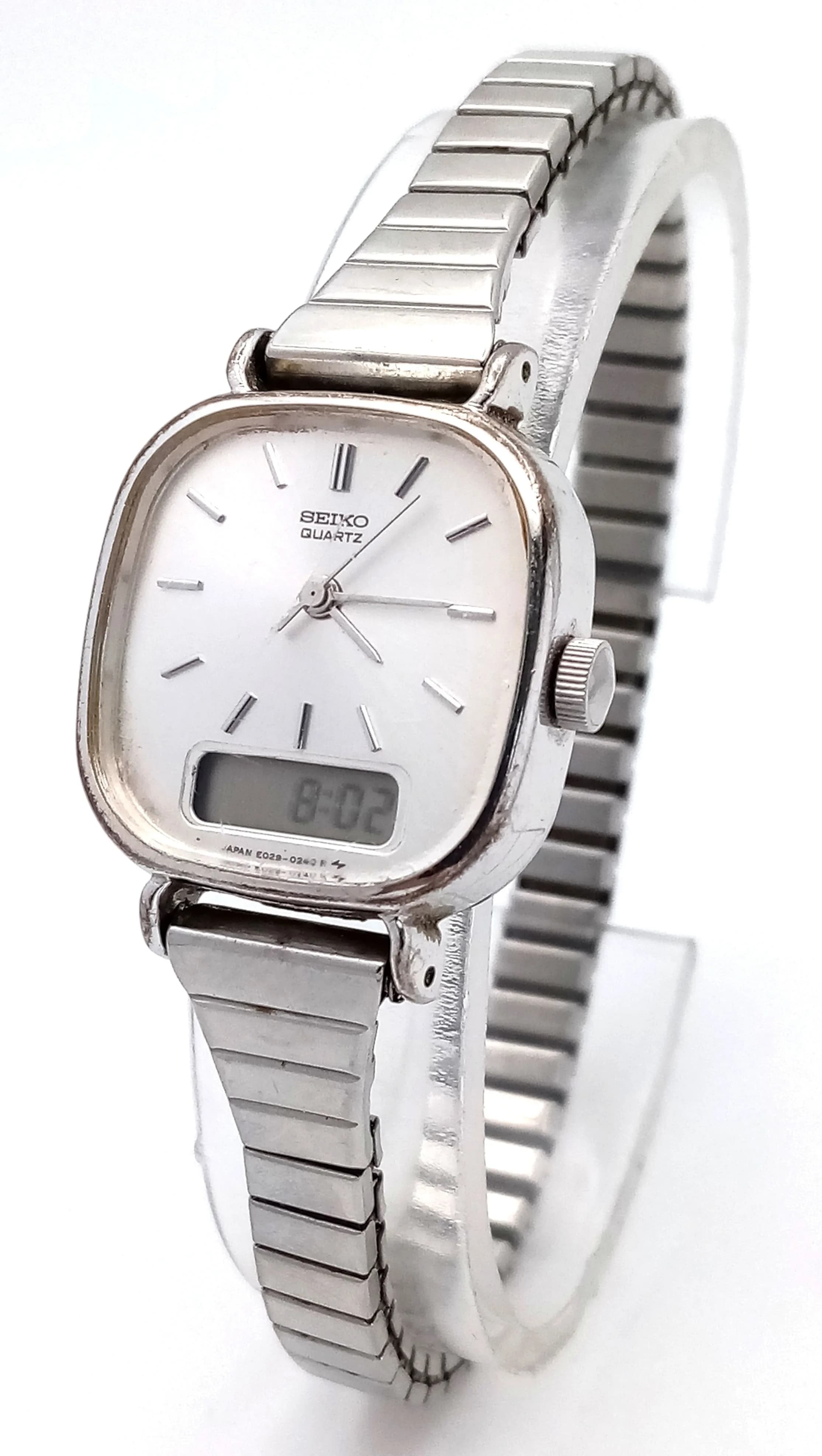 A Seiko Quartz Dual Analogue/Digital Ladies Watch. Stainless steel bracelet and case - 23mm. New battery recently fitted. In working order.