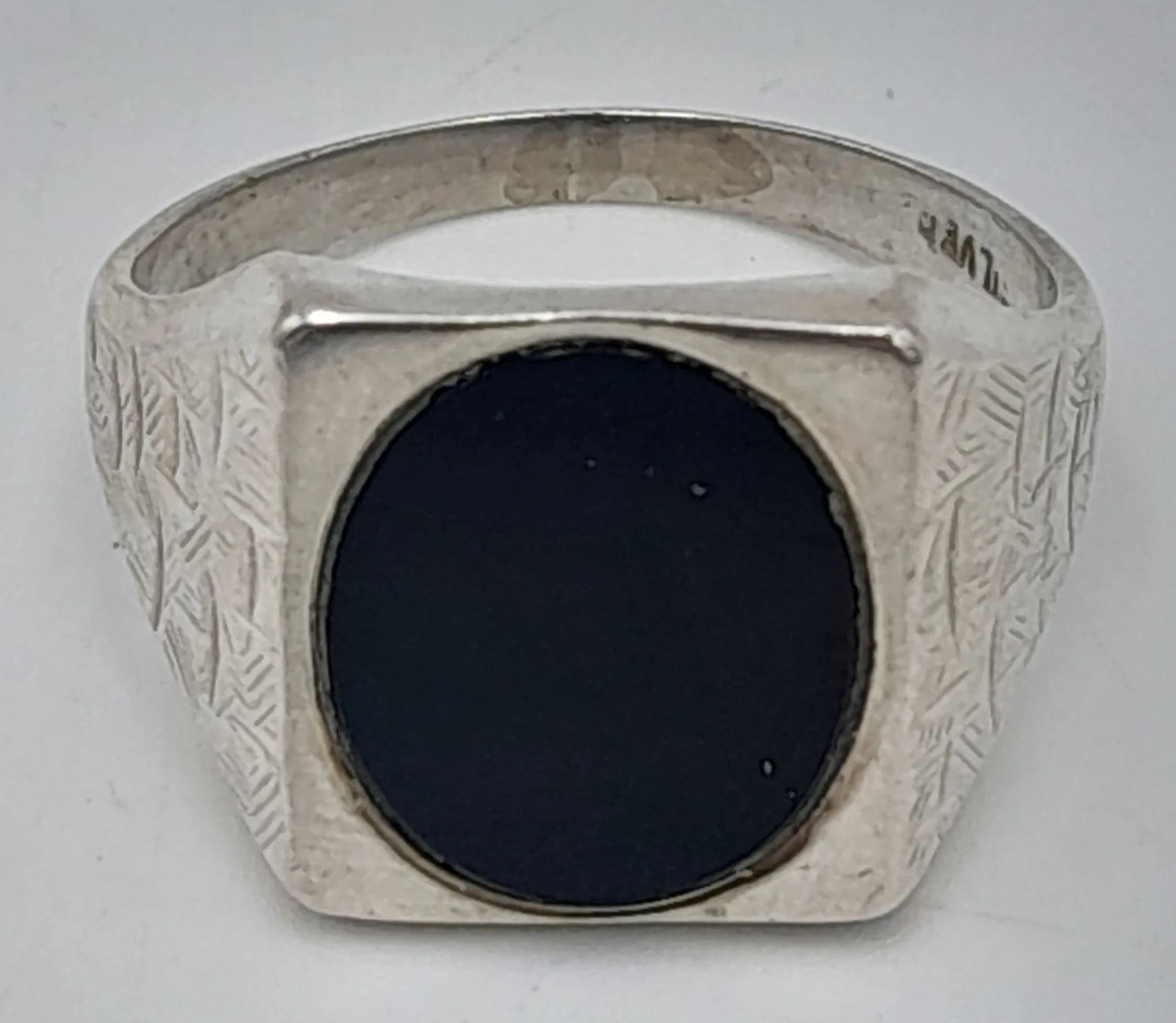 A Vintage Silver Detailed Pattern Black Onyx Signet Style Ring Size W. The Crown measures 1.6 x 1.4cm and has a gross weight of 4.69 grams.