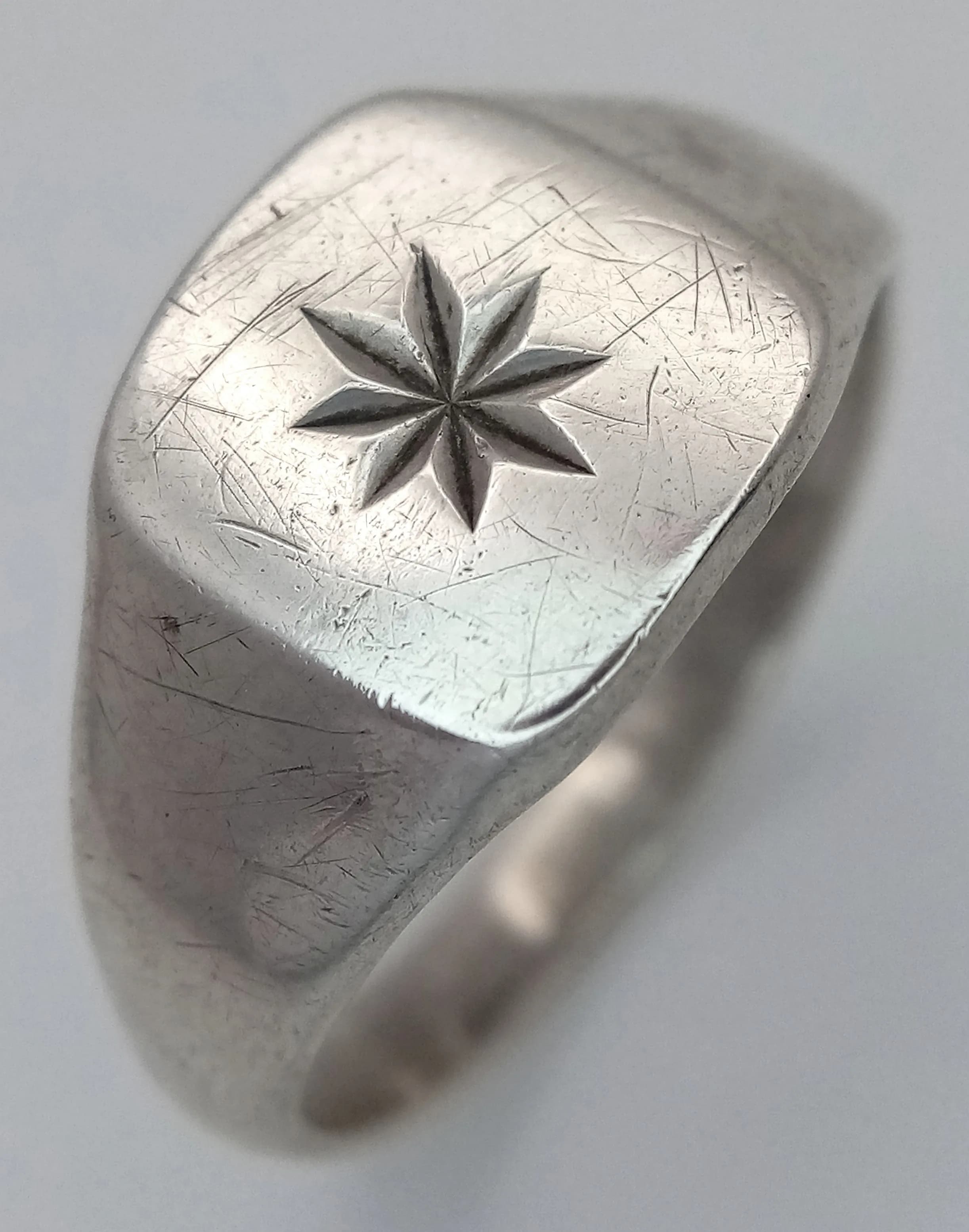 A Vintage Sterling Silver Starburst Design Signet Ring Size W. The Ring measures 1.1cm Length at the Crown and weighs 5.01 grams.