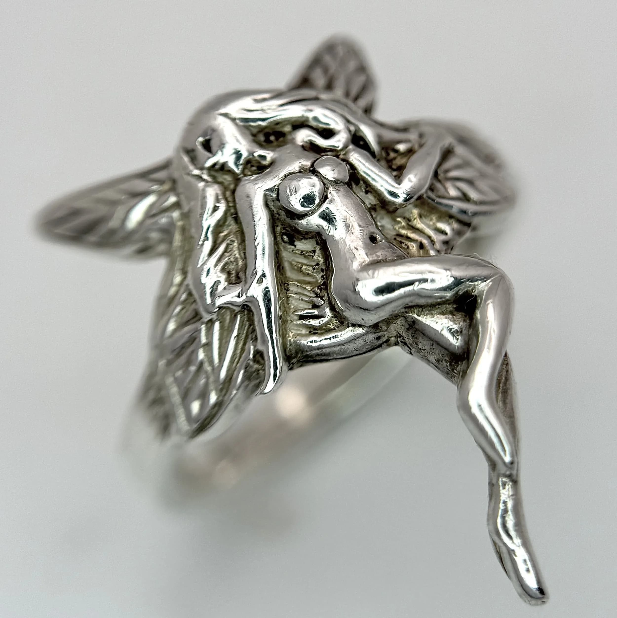 A STERLING SILVER, FAIRY DESIGN RING. 5.2G, SIZE M. SC 7093