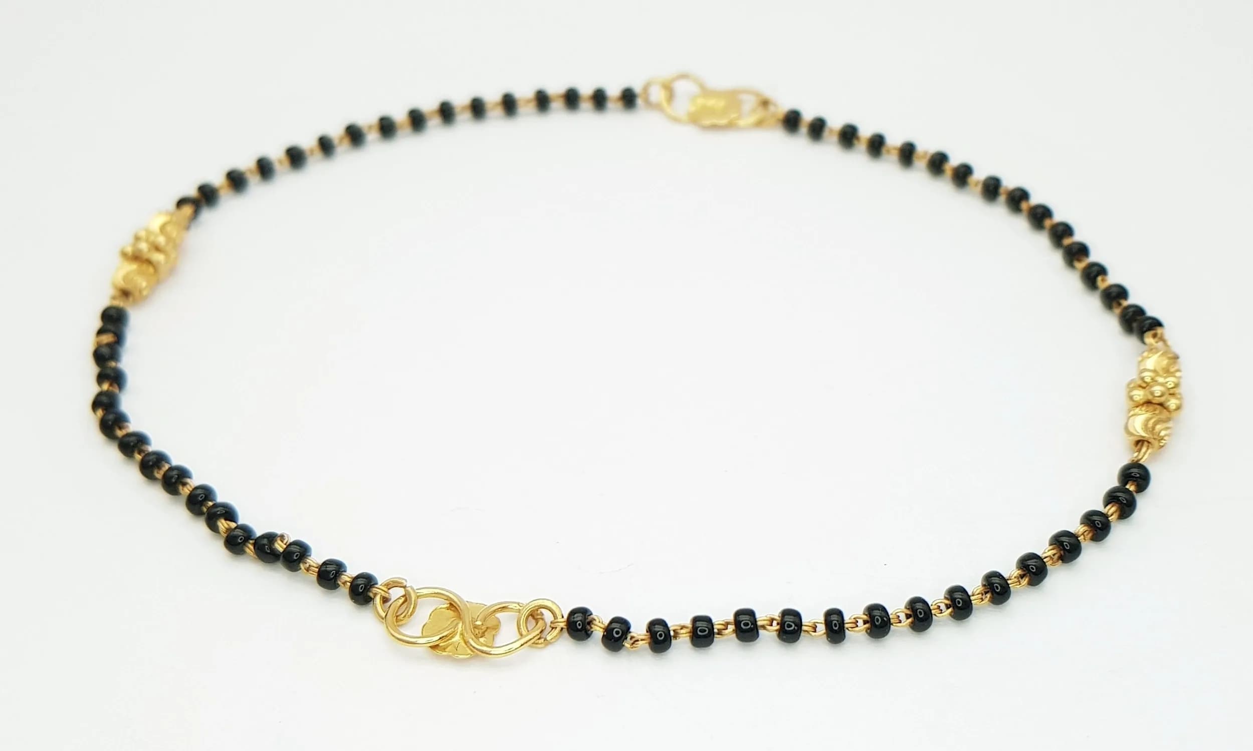 A 22K Yellow Gold and Onyx Rondelle Anklet. 22cm. 4.05g total weight. 916 marks.
