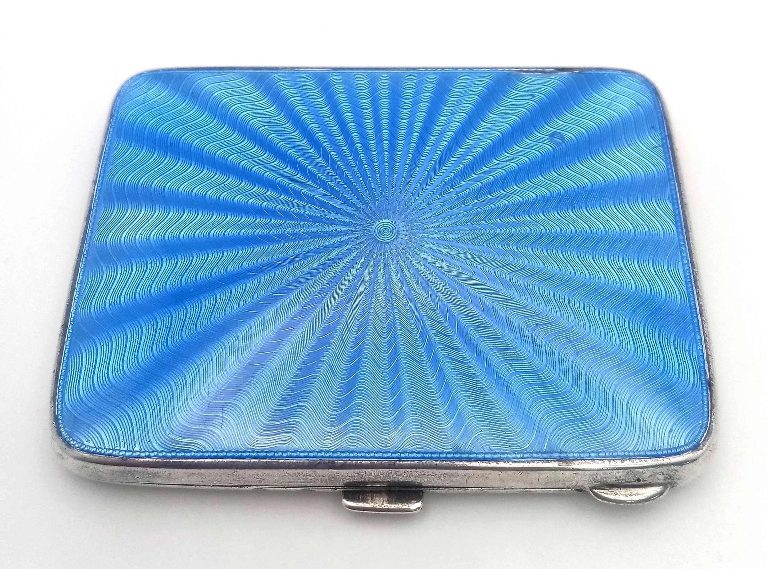 A VINTAGE SILVER CIGARETTE CASE WITH VIBRANT ENAMEL SUNBURST PATTERN TO ONE SIDE. 73.2gms 8 x 6cms