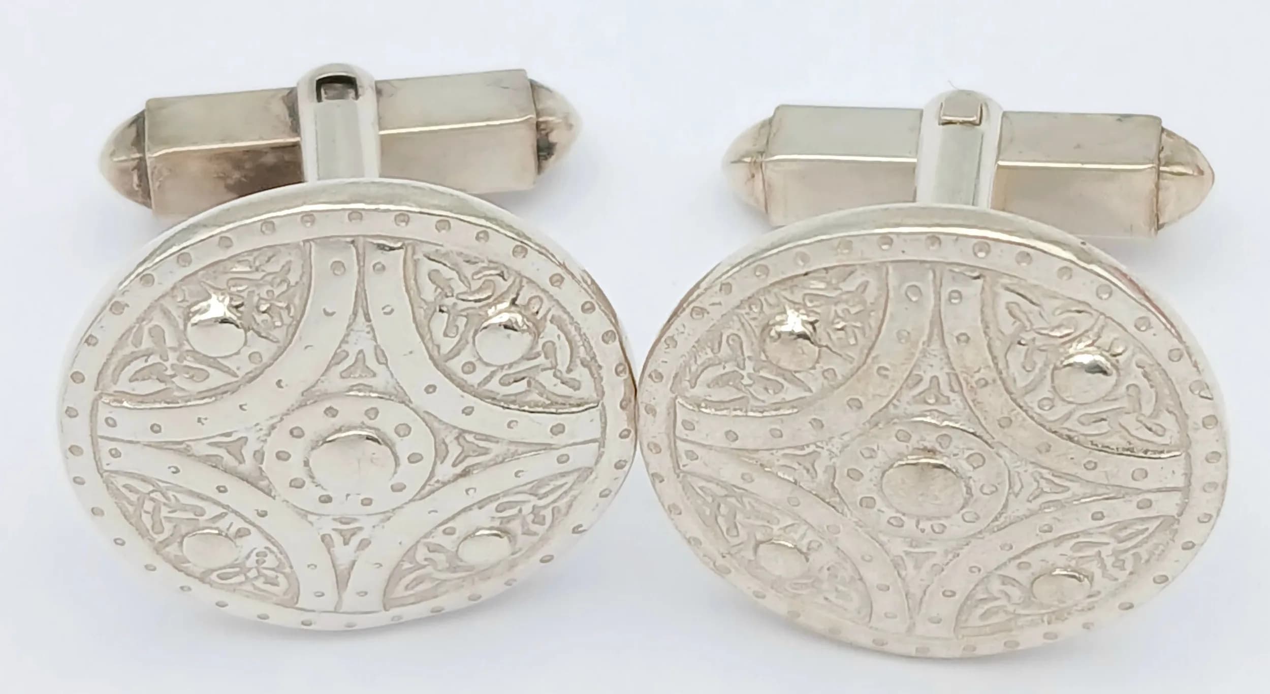 A Pair of Vintage Hallmarked 1998 Sterling Silver Shield Design Cufflinks 2.1cm Diameter. Combined weight 20.33 Grams.