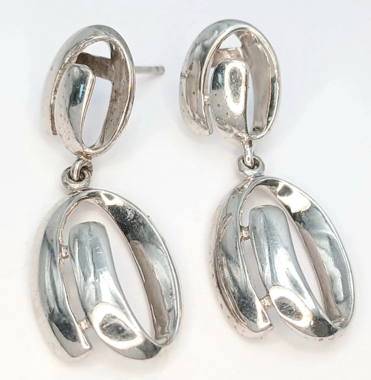 A PAIR OF STERLING SILVER, FANCY DESIGN DROP EARRINGS. 8.5G. SIL TREV 7008