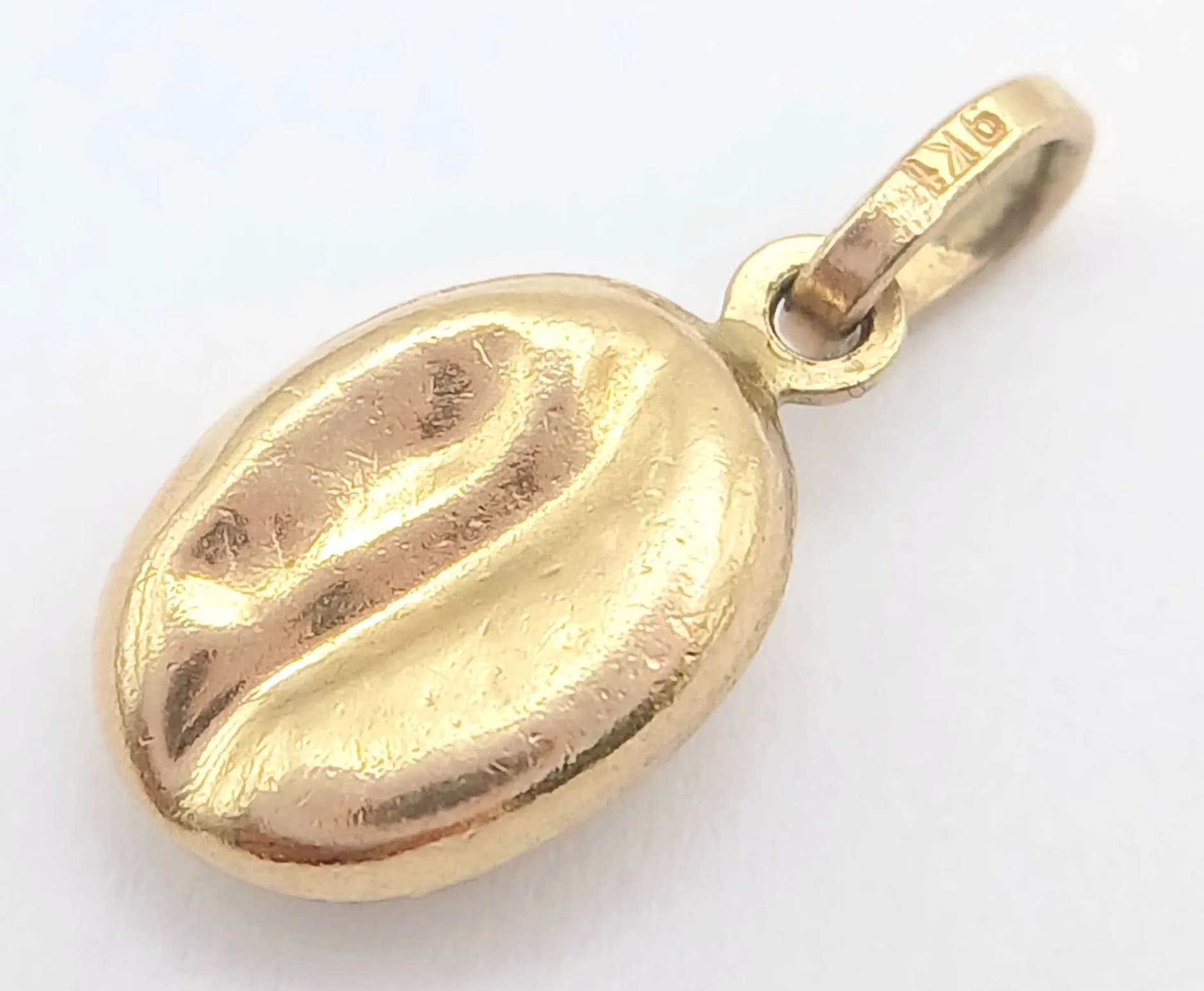 A 9K YELLOW GOLD, COFFEE BEAN, CHARM / PENDANT. 0.3G. SPSA 7006