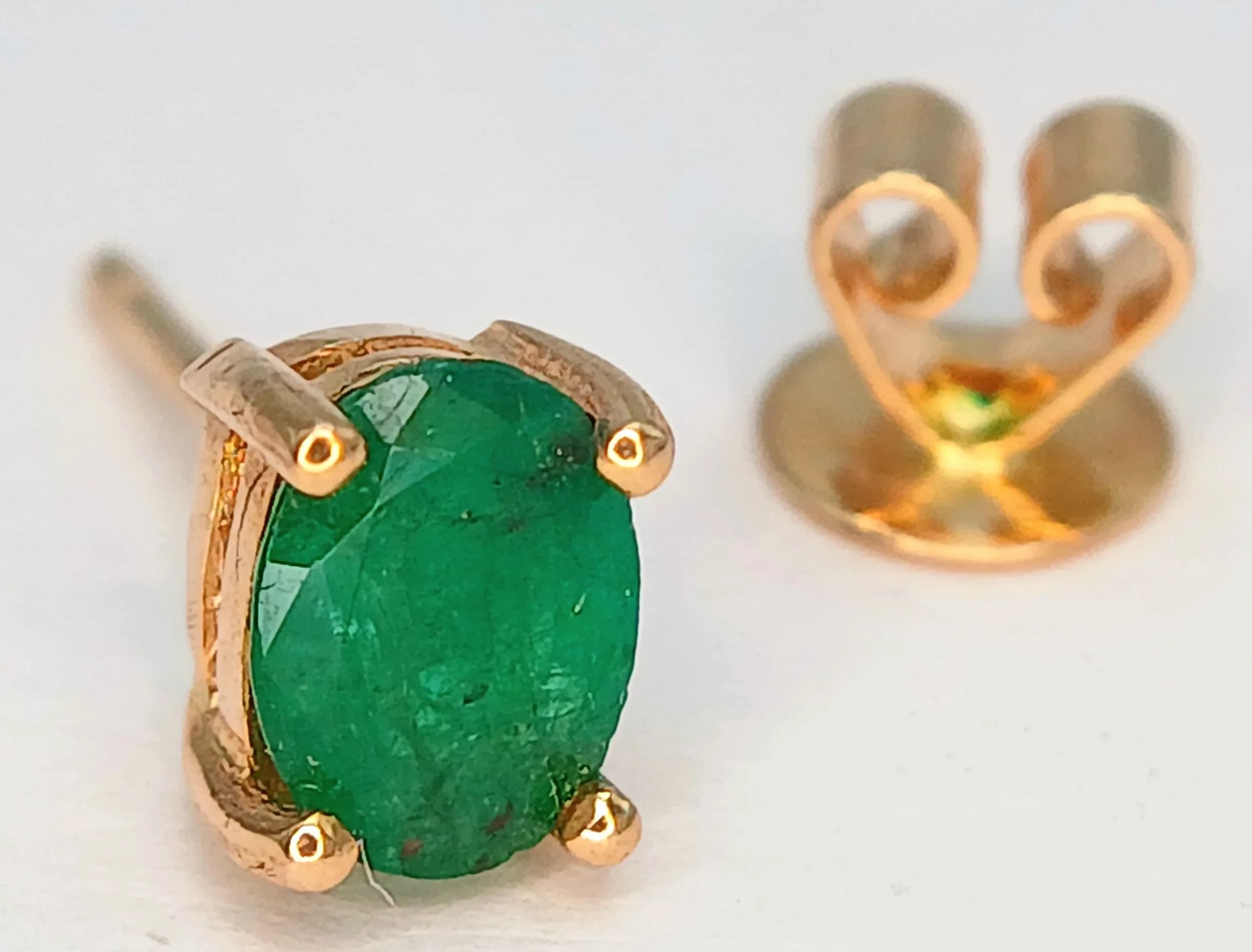 An 18K Gold and Emerald Single Stud Earring. 1.1g.