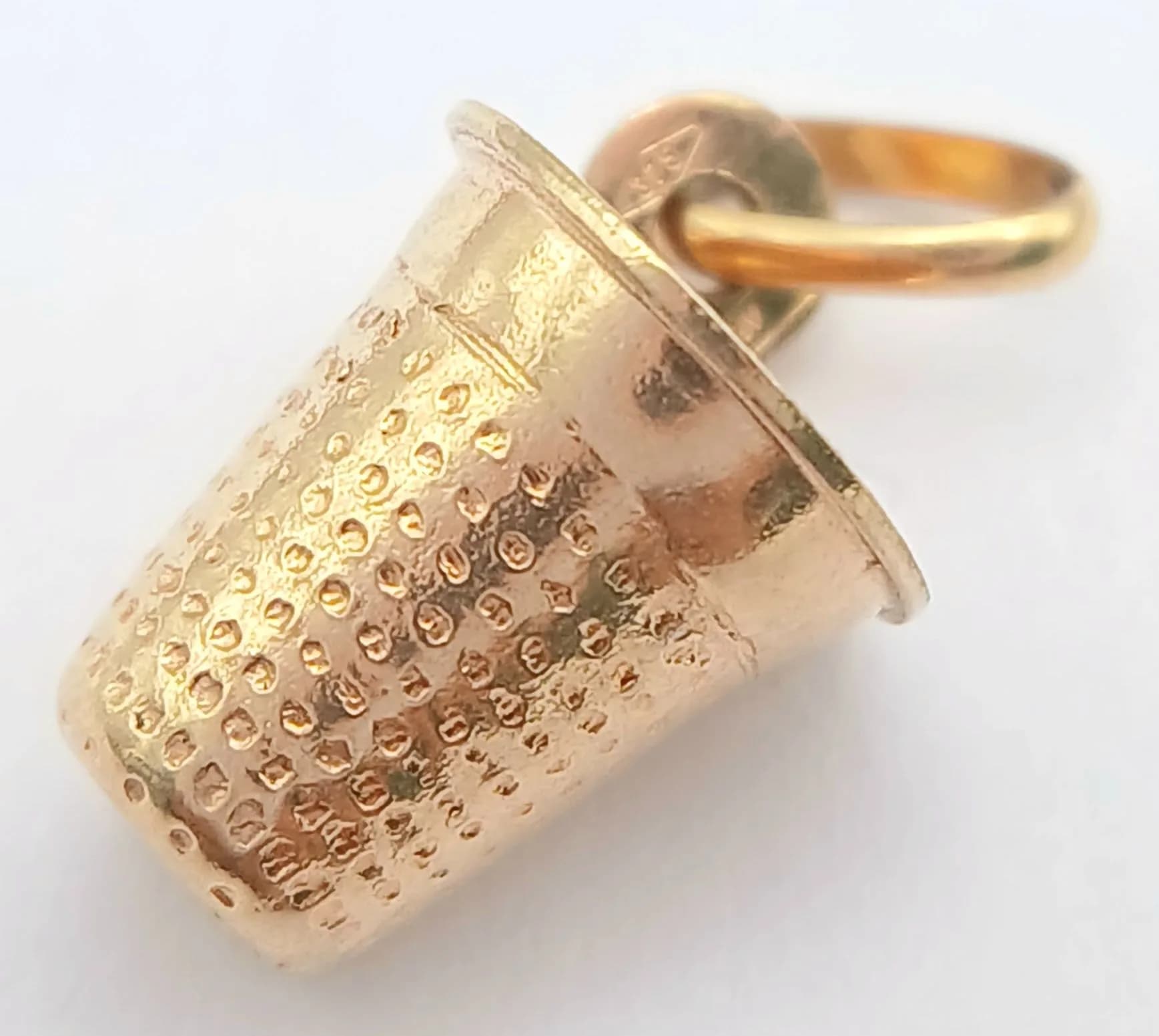 A 9K YELLOW GOLD, THIMBLE, CHARM / PENDANT. 0.9G. TAN 7003