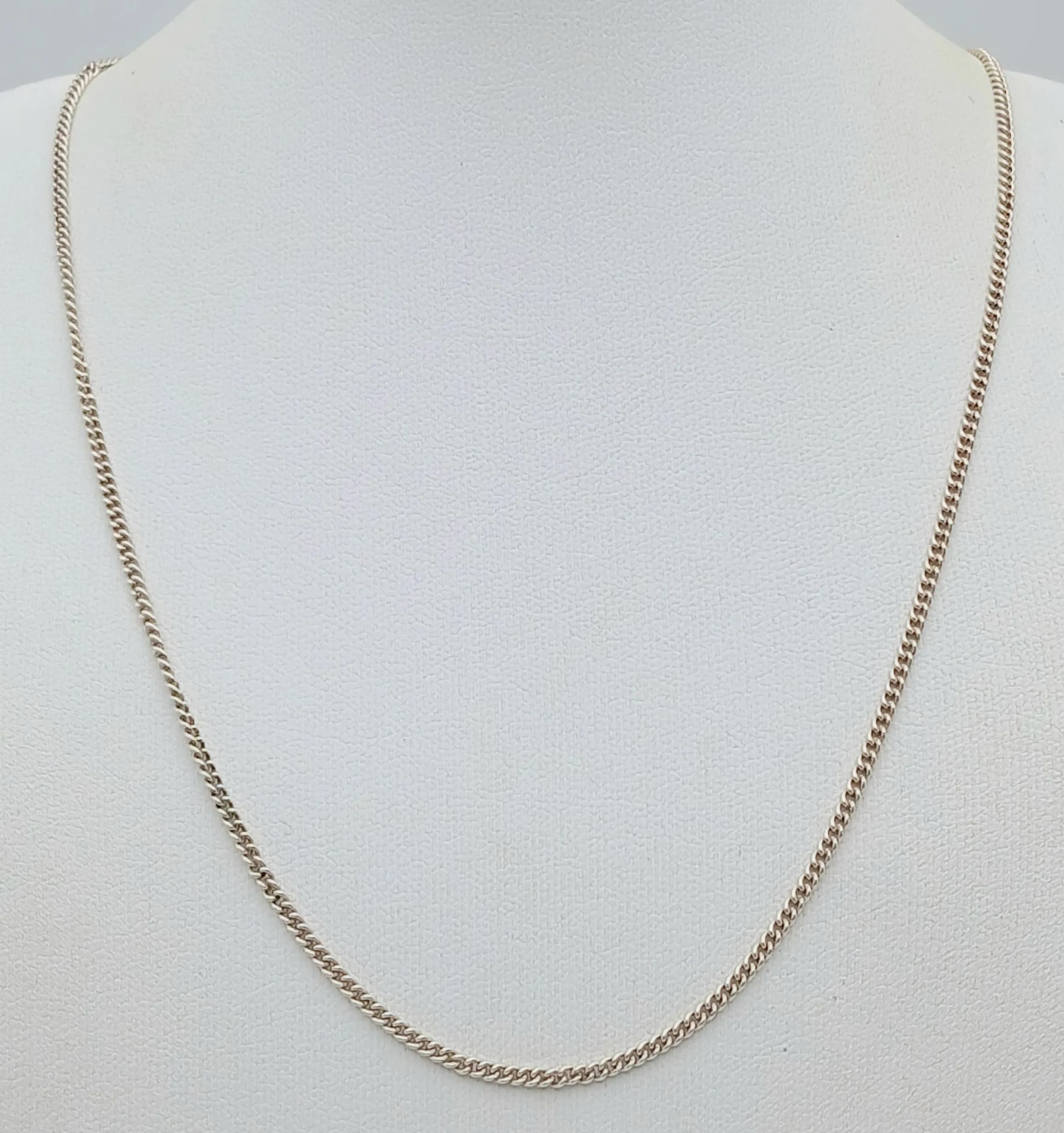 A FINE SILVER CURB LINK NECKLACE CHAIN . 4.6gms45cms