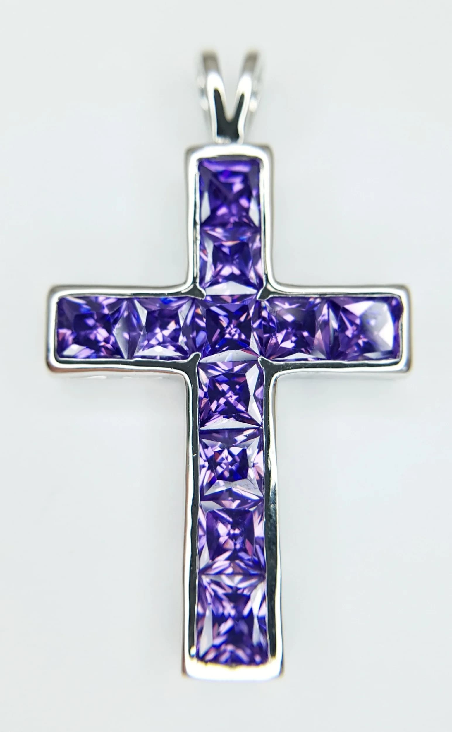 A STERLING SILVER, PURPLE STONE SET, CROSS PENDANT. 7.8G. 8354