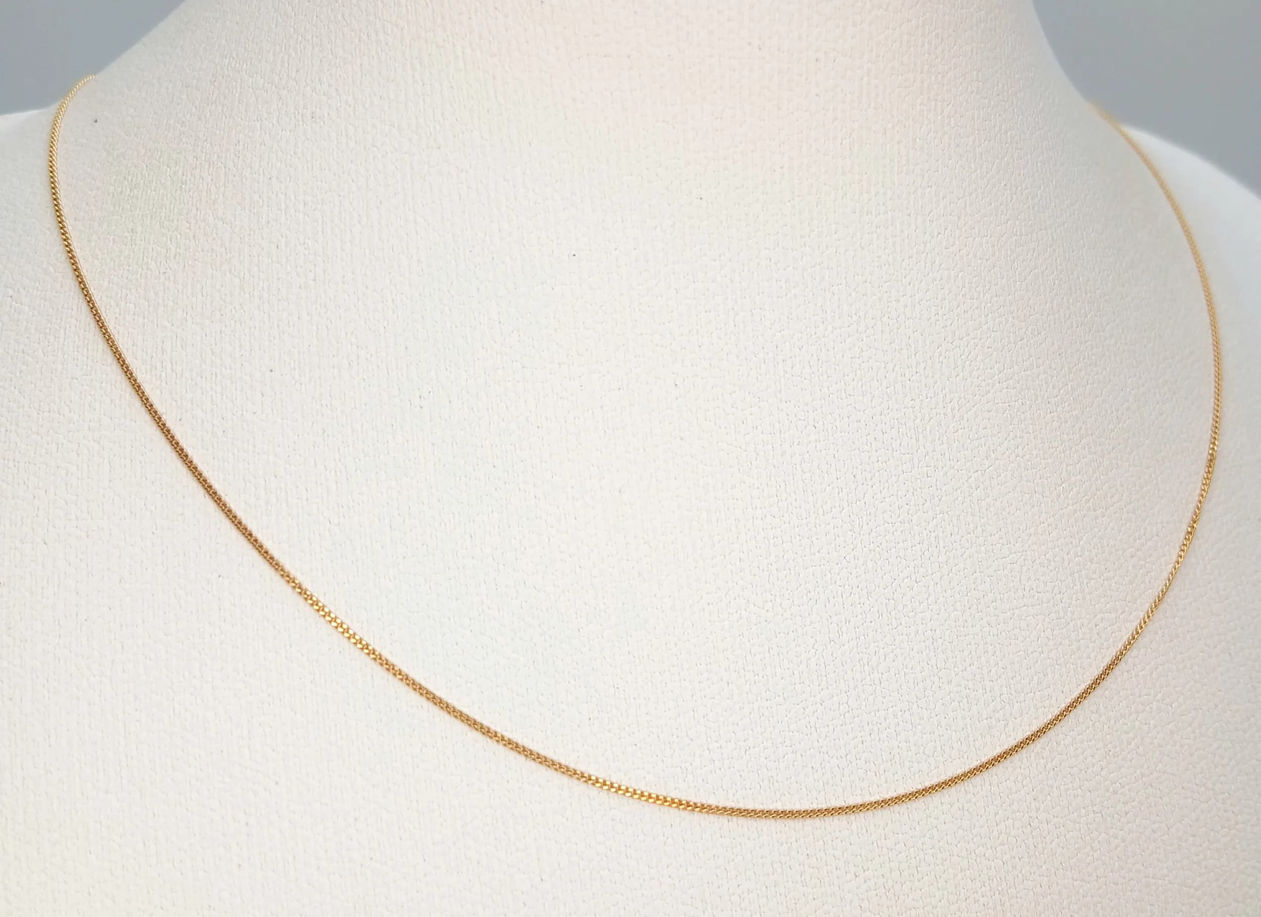 A 9K Yellow Gold Disappearing Necklace. 45cm. 0.65g.