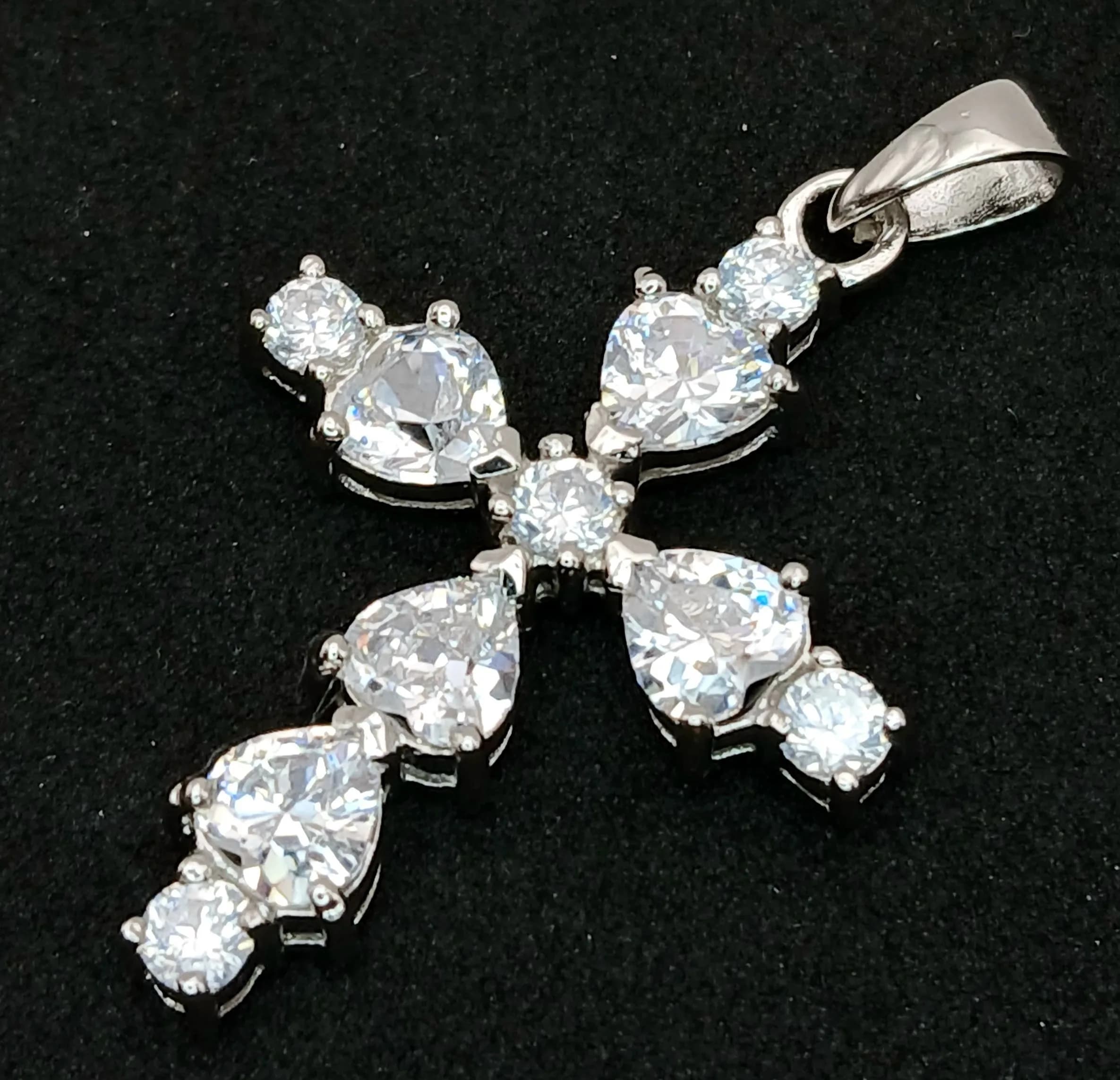 A STERLING SILVER, STONE SET CROSS PENDANT. 3.7G. 8359