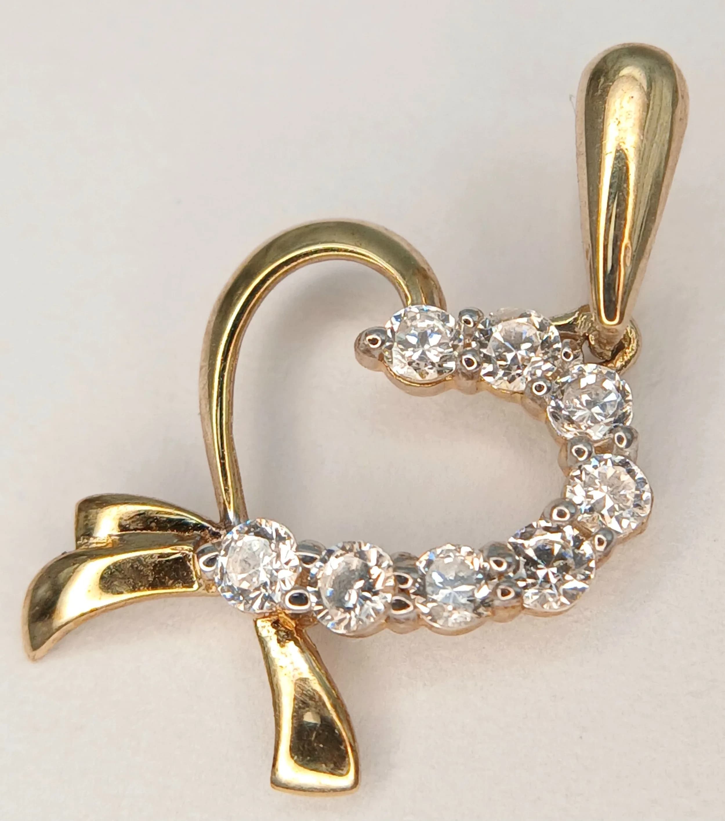 A 9K Yellow Gold and White Stone Pendant. 2cm. 0.75g.