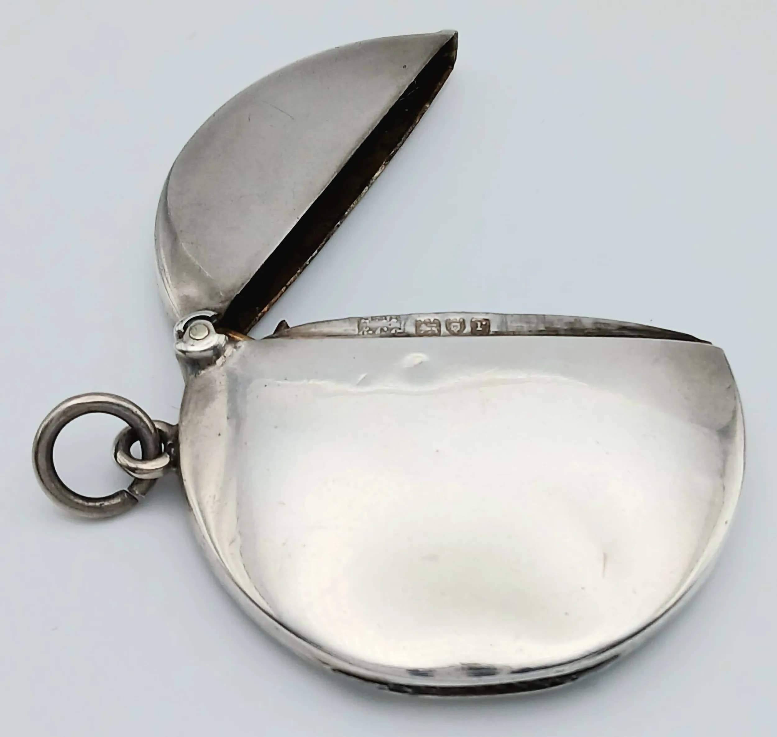 An Antique Sterling Silver Round Vesta Case. London hallmarks for 1912. 4.5cm diameter. 15.75g