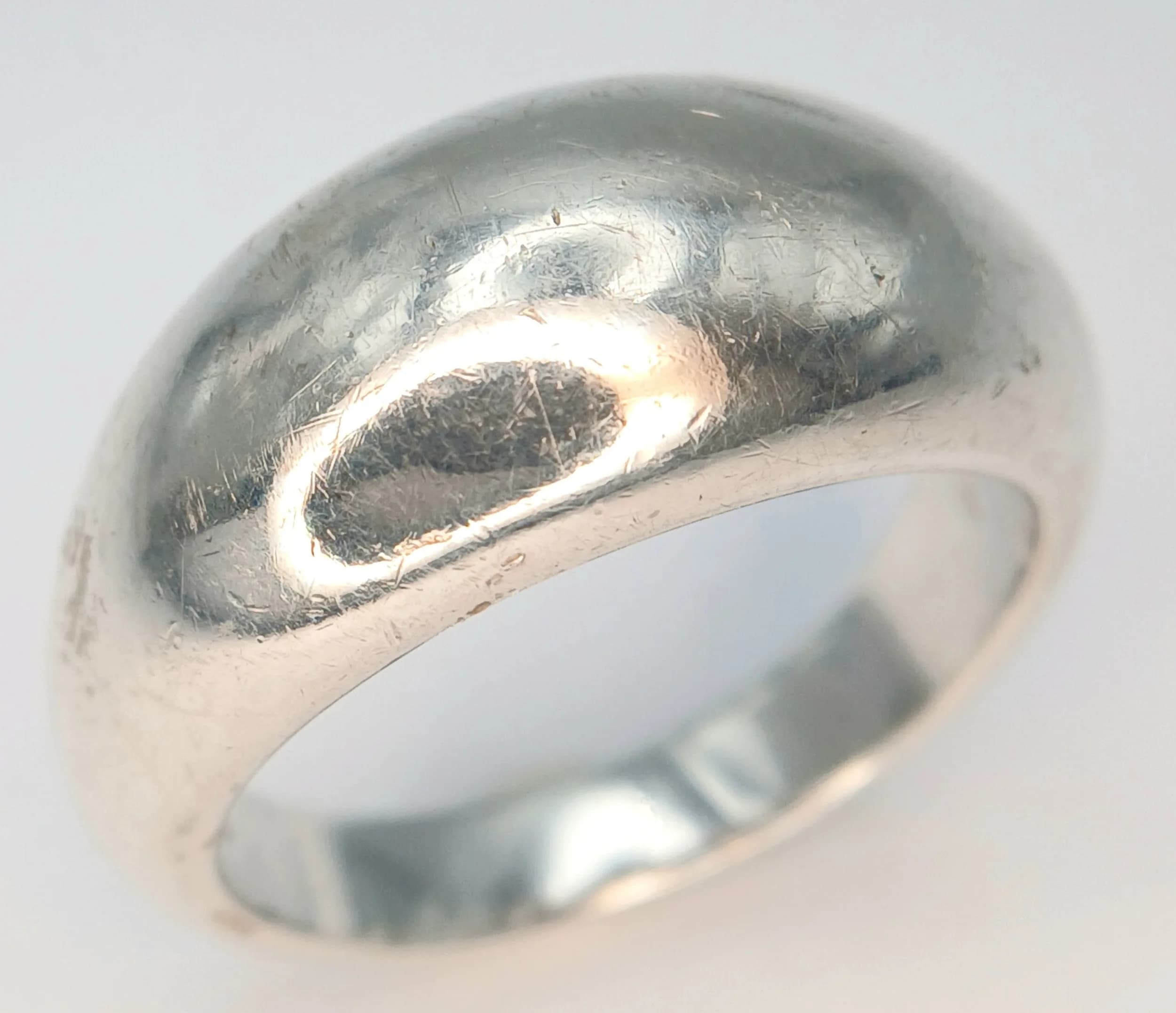 A SOLID SILVER UNISEX FASHION RING . 7.1gms size P