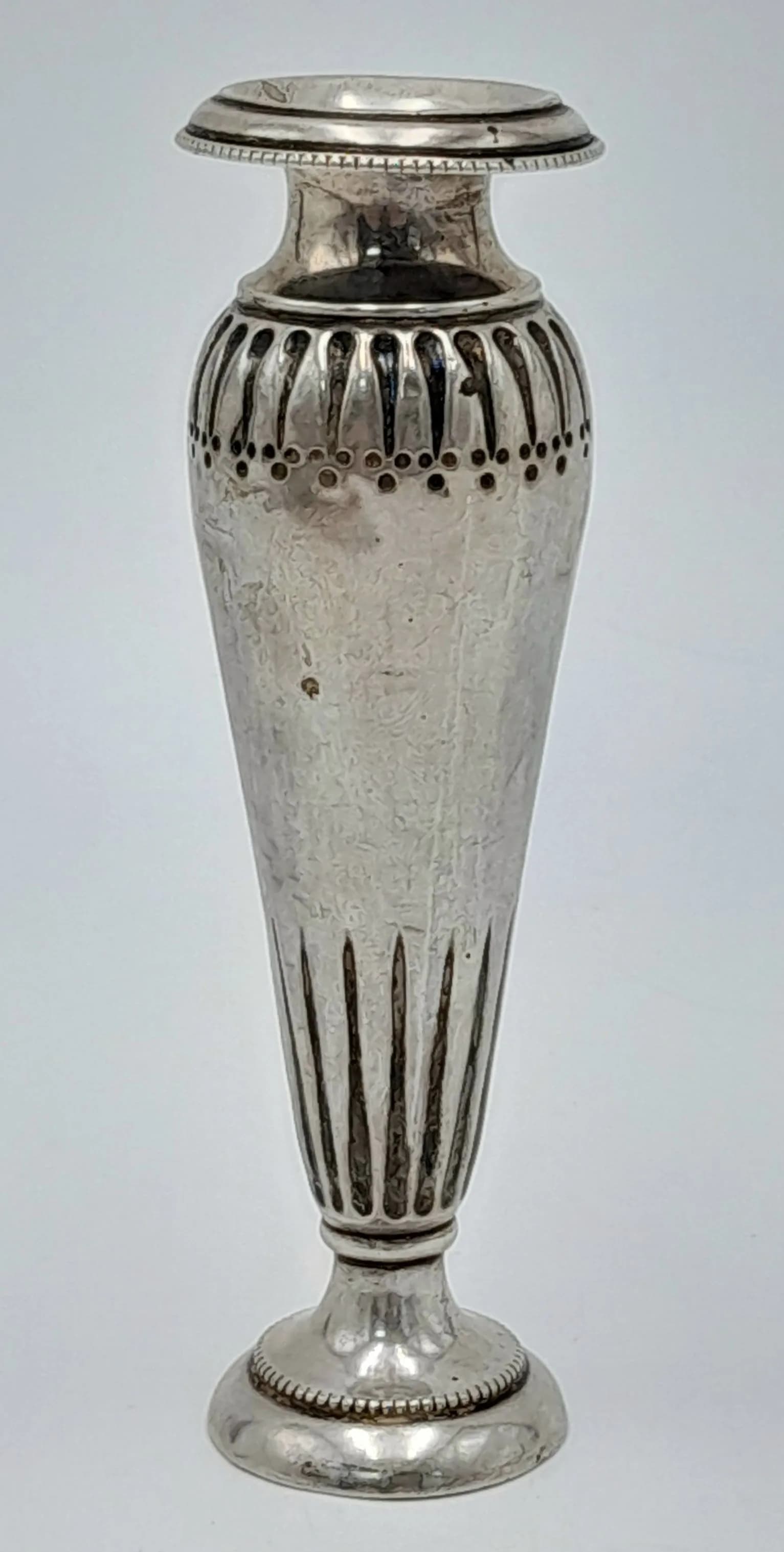 An 800 Silver Small Bud Vase. 11cm. 24.5g.