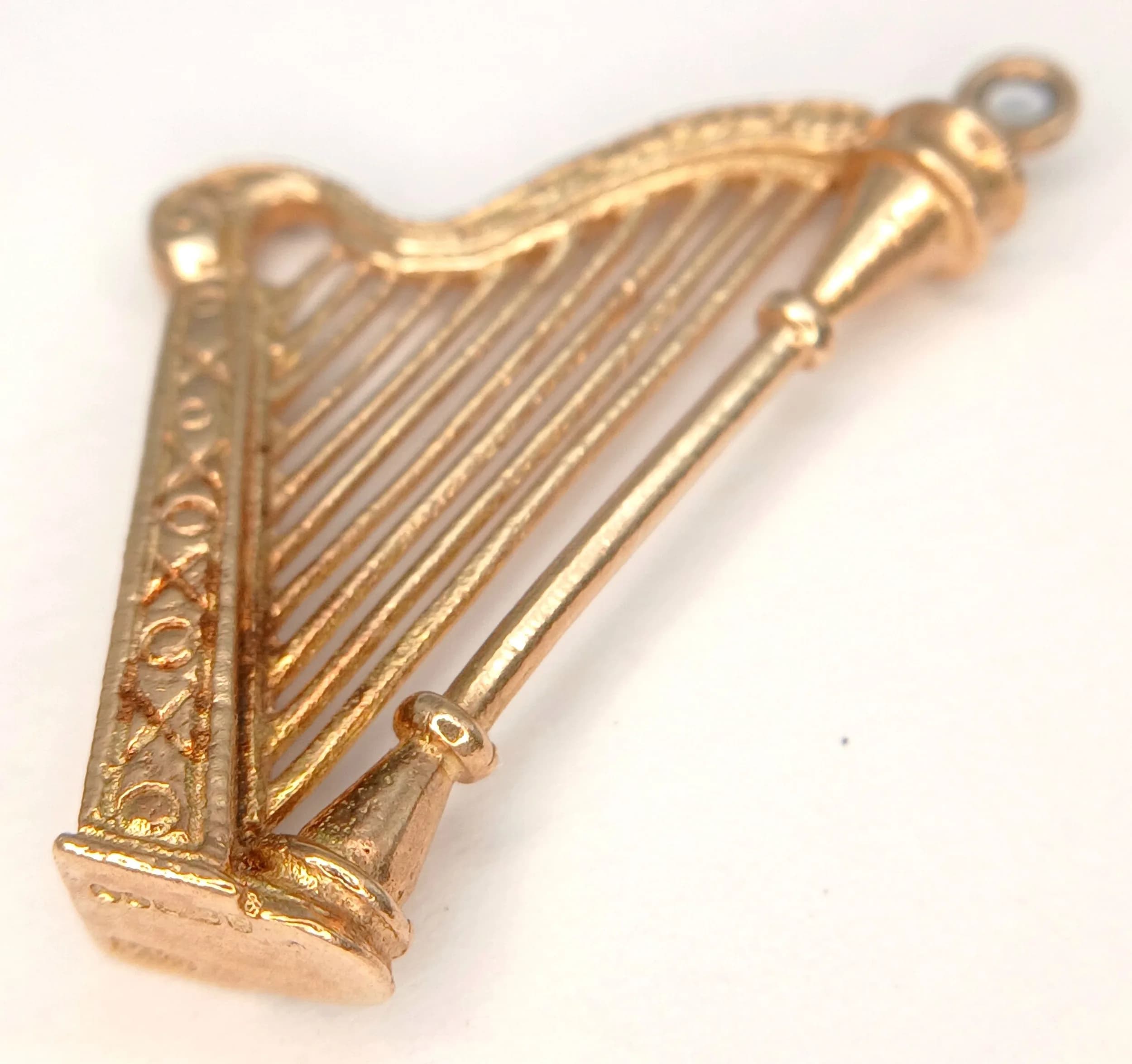 A Wonderful 9K Yellow Gold Harp Form Pendant. 3.9g. 3cm.