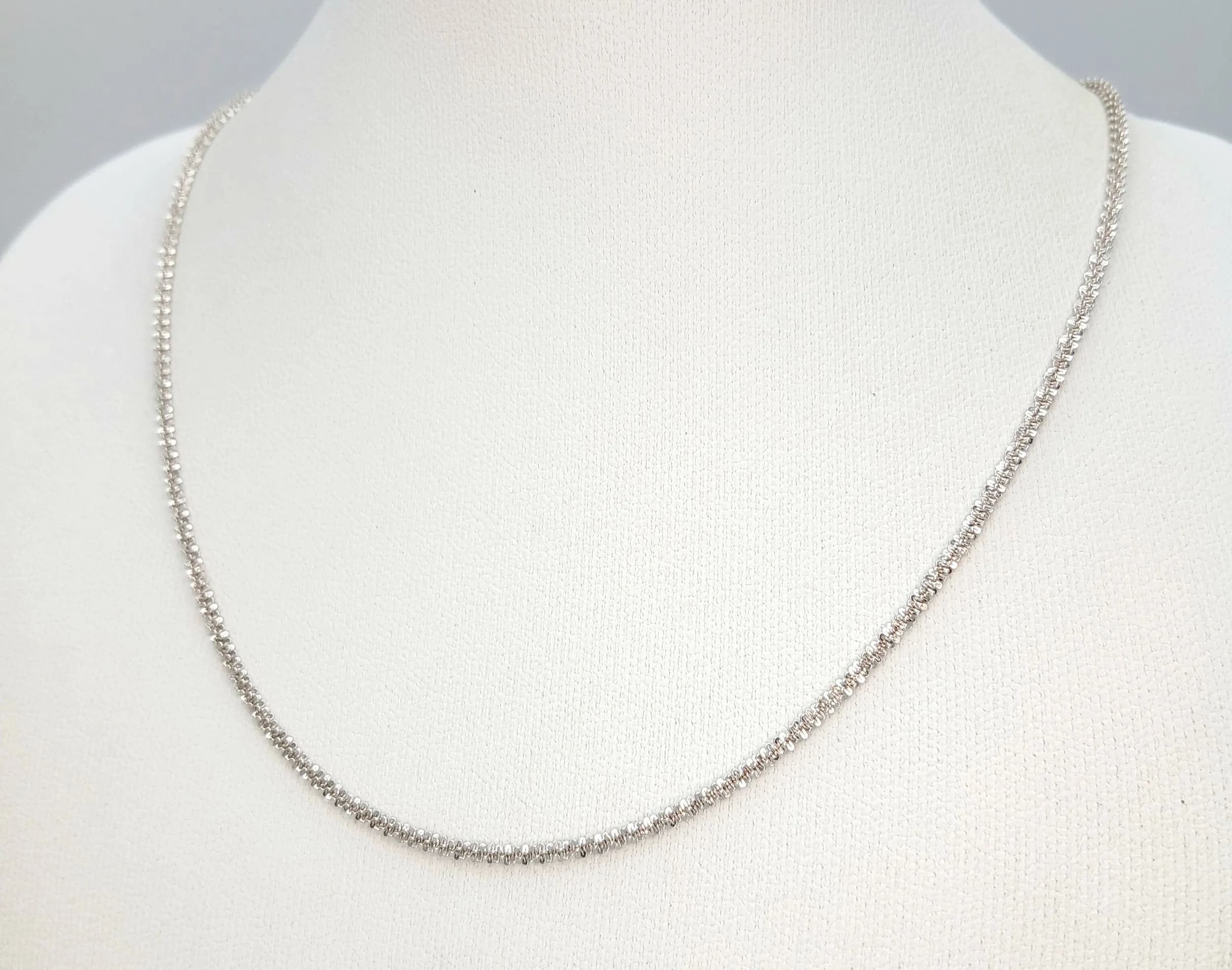 A SPARKLING SILVER AND CZ NECKLACE CHAIN . 3,9gms 44cms